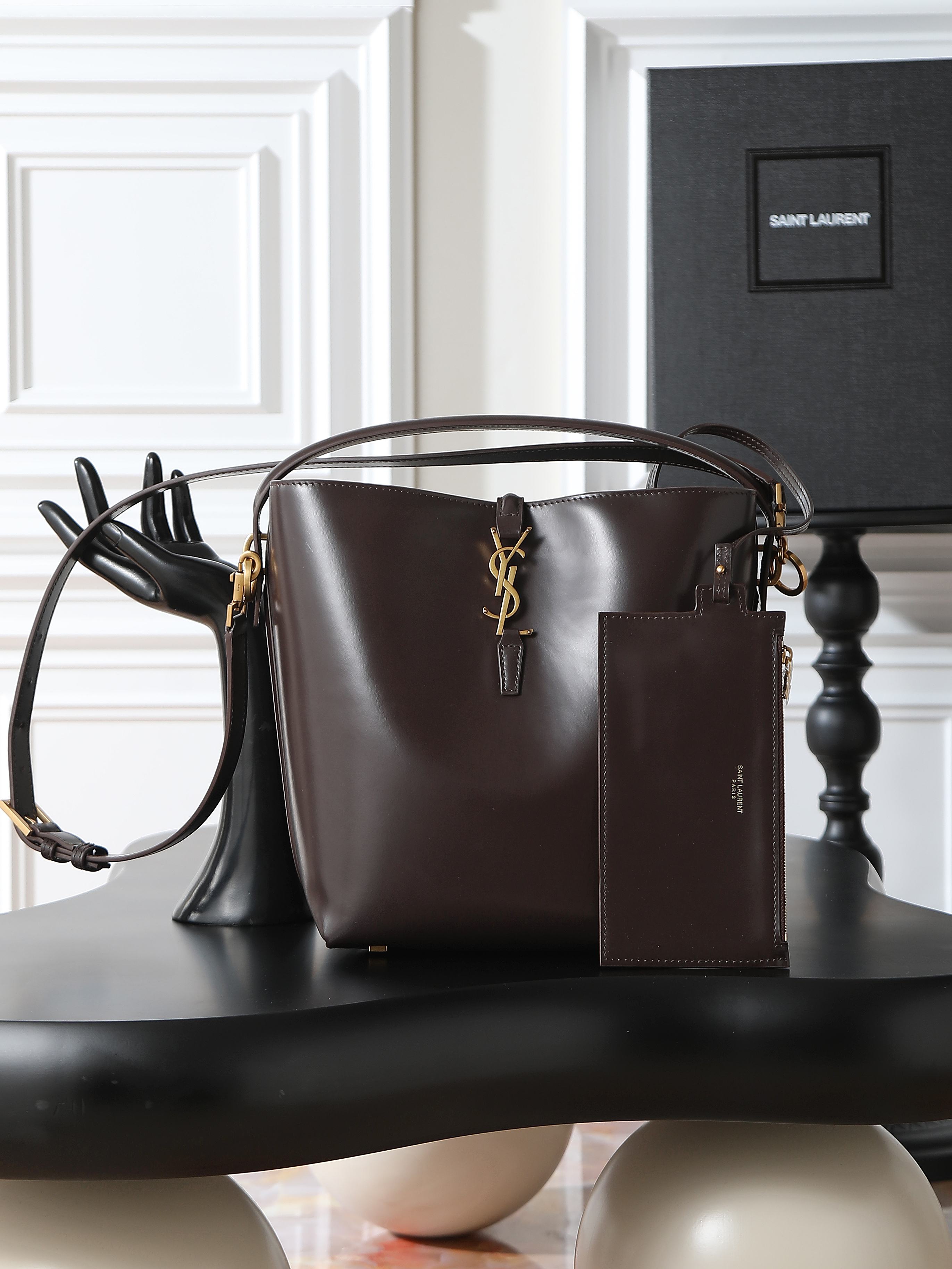 NO:556145,·Brown batch LE 5A7 series new super-good-looking bucket bag with handle_New bag type, made of Italian calfskin, the bag has a simple and three-dimensional outline, looks stiff but not too sharp, with a metal foot nail at the bottom, and a plug-in bag buckle with a classic iconic metal logo, giving the overall look a unique temperament that is both classic and elegant, yet very fashionable and modern!  Model 742828 size 26×20×12cm, saint laurent, saint laurent, cowhide19860909·咖啡色批 LE 5A7系列之新款超好看水桶包 带手提_全新包型,采用意大利小牛皮,包身轮廓简洁、立体,看上去硬挺又不会太凌厉,底部带有个金属脚钉,搭配经典标志性金属logo的插入式包扣,整体给人一种既经典优雅,又很时髦现代的独特气质！ 型号742828 尺寸26×20×12cm,圣罗兰,saint laurent,cowhide,Bag