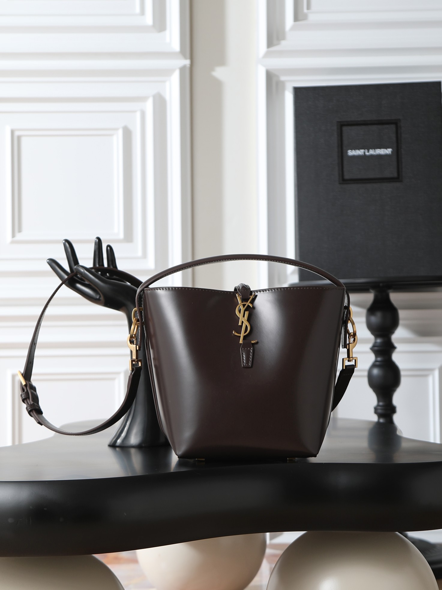 NO:556153,Brown Batch LE 37 Bucket Bag Small_Super nice bucket bag with handle_New bag type, made of Italian calfskin, the bag has a simple and three-dimensional outline, looks stiff but not too sharp, has a metal foot nail at the bottom, and is paired with a plug-in bag buckle with a classic iconic metal logo. The overall style gives people a unique temperament that is both classic and elegant, yet very fashionable and modern!  Size 17×20×13cm Model 749036, saint laurent, saint laurent, cowhide19860909咖啡色批 LE 37水桶包小号_ 超好看水桶包 带手提_全新包型,采用意大利小牛皮,包身轮廓简洁、立体,看上去硬挺又不会太凌厉,底部带有个金属脚钉,搭配经典标志性金属logo的插入式包扣,整体给人一种既经典优雅,又很时髦现代的独特气质！ 尺寸17×20×13cm 型号749036,圣罗兰,saint laurent,cowhide,Bag