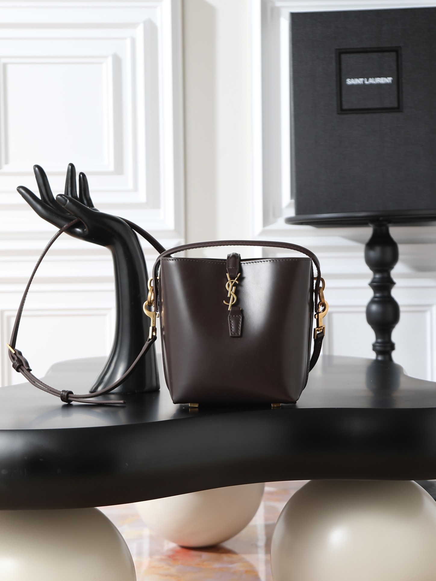 NO:556166,Brown Batch LE 37_Bucket Bag Mini The bucket bag has become popular in the fashion circle!  The outline of the smooth cowhide bag is simple and three-dimensional, and it looks stiff but not too sharp. Paired with the newly designed plug-in buckle with the brand's iconic logo, the whole body gives a unique temperament that is both classic and elegant, yet very fashionable and modern. Style number 765870, size 15x13x6cm, saint laurent, saint laurent, cowhide19860909咖啡色批 LE 37_水桶包迷你 出场既火爆时尚圈的水桶包！ 光面牛皮包身轮廓简洁、立体,看上去硬挺却不会太凌厉. 搭配上品牌标志性logo新设计的插入式包扣,整体给人一种既经典优雅,又很时髦现代的独特气质. 款号765870 尺寸15x13x6cm,圣罗兰,saint laurent,cowhide,Bag