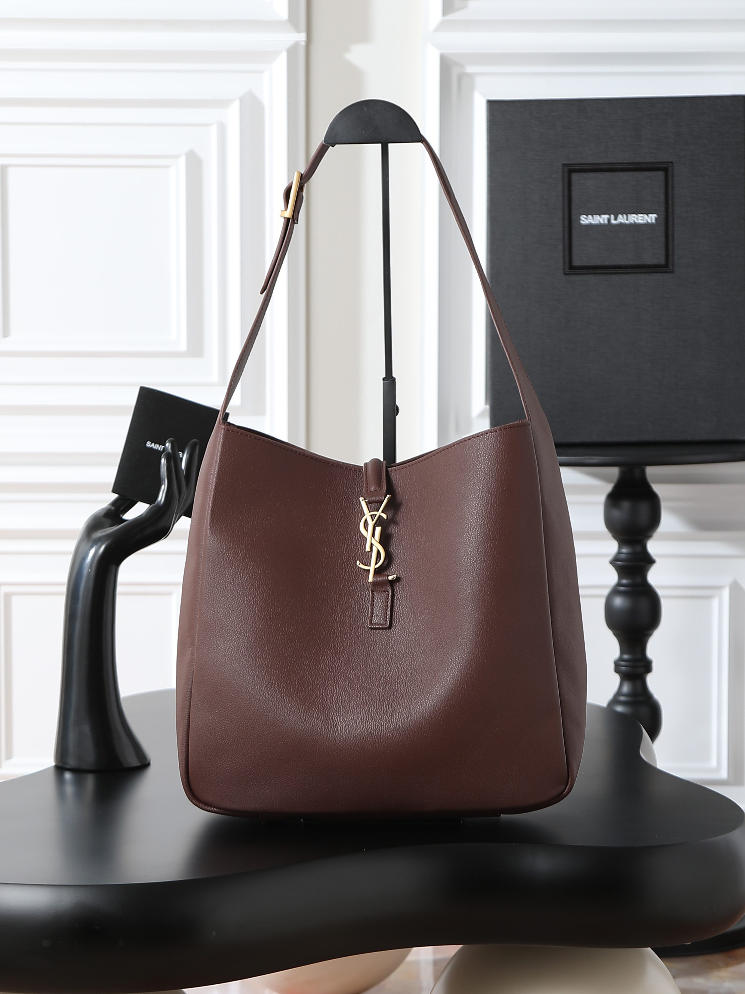 NO:556042,Maroon red [original leather] (packaging not included) LE 5A7_Large smooth leather soft handbag, the same style as the Korean star Hobo!! This year’s extremely popular armpit bag Y Family is late but it’s here!  !  The outline of the bag is simple and three-dimensional, and it looks stiff but not too sharp. Paired with the brand's iconic plug-in buckle, the overall bag gives people a unique temperament that is both classic and elegant, yet fashionable and modern. Size 30x31x13cm Model 753837, Saint Laurent, saint laurent19860909枣红色【原厂皮】（不含包装） LE 5A7_大号光滑皮革柔软手袋大号,韩国明星同款Hobo!!今年火到爆炸的腋下包Y家虽迟但到！！包包身轮廓简洁、立体,看上去硬挺却不会太凌厉.搭配上品牌标志性的插入式包扣,整体给人一种既经典优雅,又很时髦现代的独特气质. 尺寸30x31x13cm 型号753837,圣罗兰,saint laurent,Bag