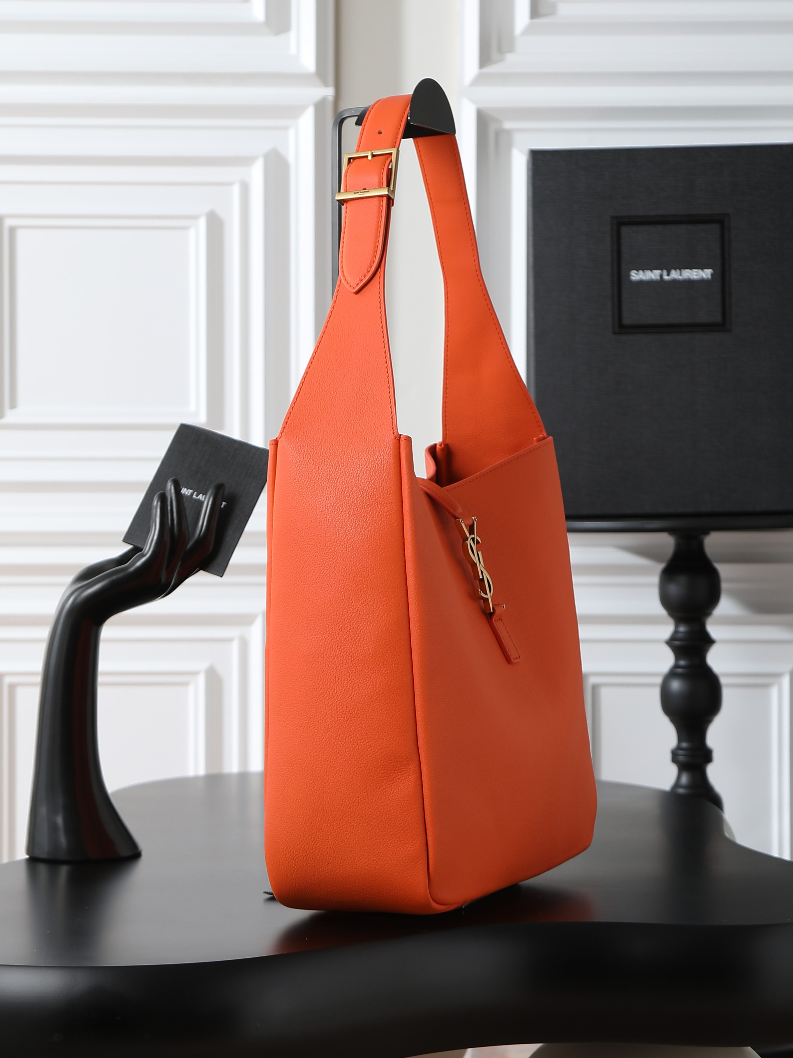 NO:556049,Orange [Original Leather] (Packaging not included) LE 5A7_Large Smooth Leather Soft Handbag Large, the same style as the Korean star Hobo!! This year’s extremely popular armpit bag Y Family is late but it’s here!  !  The outline of the bag is simple and three-dimensional, and it looks stiff but not too sharp. Paired with the brand's iconic plug-in buckle, the overall bag gives people a unique temperament that is both classic and elegant, yet fashionable and modern. Size 30x31x13cm Model 753837, Saint Laurent, saint laurent19860909橙色【原厂皮】（不含包装） LE 5A7_大号光滑皮革柔软手袋大号,韩国明星同款Hobo!!今年火到爆炸的腋下包Y家虽迟但到！！包包身轮廓简洁、立体,看上去硬挺却不会太凌厉.搭配上品牌标志性的插入式包扣,整体给人一种既经典优雅,又很时髦现代的独特气质. 尺寸30x31x13cm 型号753837,圣罗兰,saint laurent,Bag