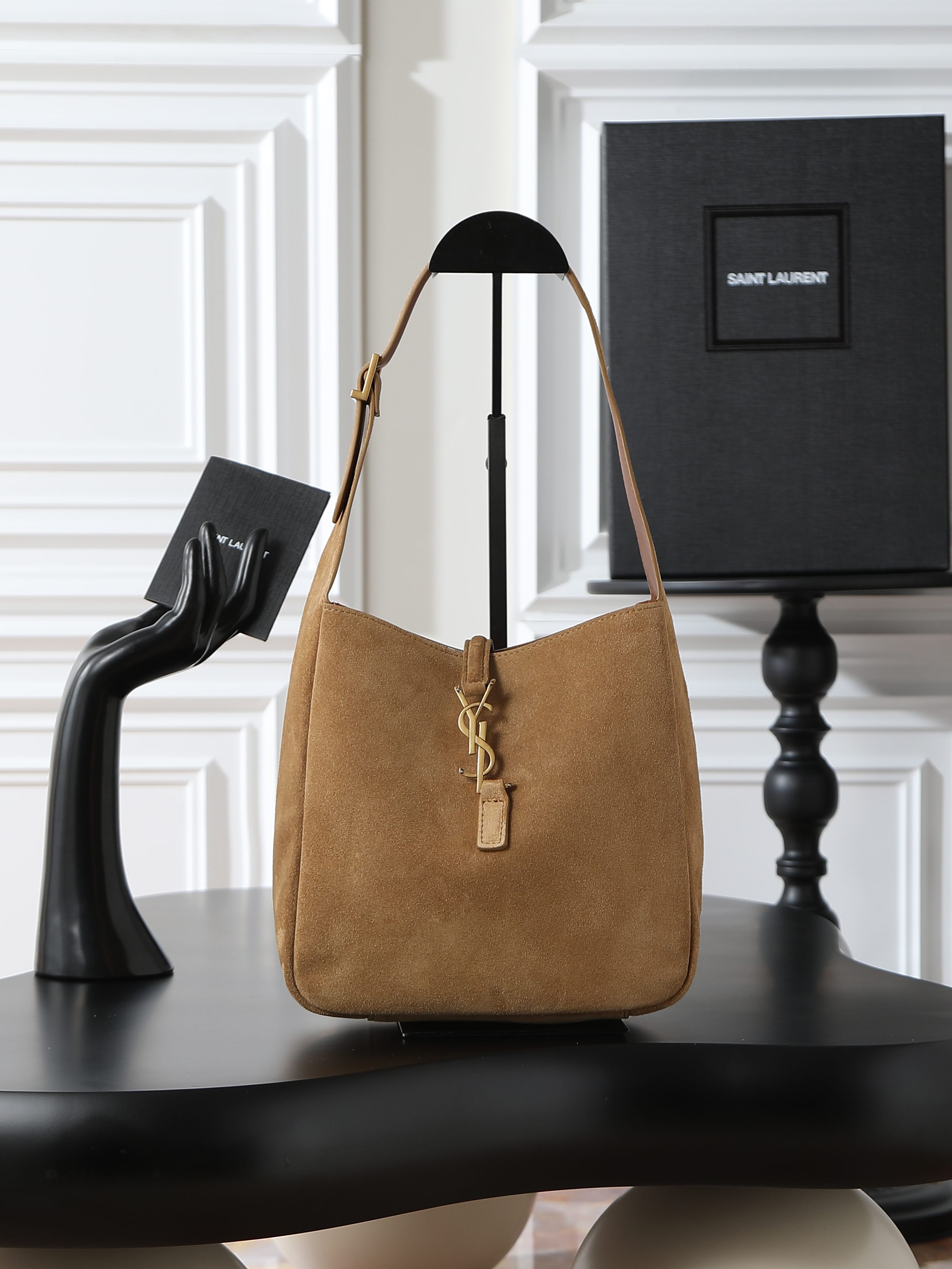 NO:556057,Earthy frosted model [original high silk suede] (package not included) Popular LE 5A7 armpit bag. This year's popular second-hand armpit bag has always been very popular. The whole leather is delicate and smooth. The bag design is very simple and advanced. The capacity is sufficient. It is light and can be packed. It is not outdated. It is perfect~ Retro feel concave shape. Another popular model. Model 713938 original leather  Size 23×22×8.5cm, saint laurent, saint laurent, chamois leather19860909土黄磨砂款【原厂对版高丝光麂皮】（不含包装） 爆款LE 5A7腋下包 今年大火的中古款腋下包 一直很受欢迎 全皮细腻光滑 包型设计又很简单又高级 容量足够用 轻便能装 又不过时真是太完美la～ 复古feel凹造型 又一款种草爆款 型号713938原厂皮 尺寸23×22×8.5cm,圣罗兰,saint laurent,chamois leather,Bag