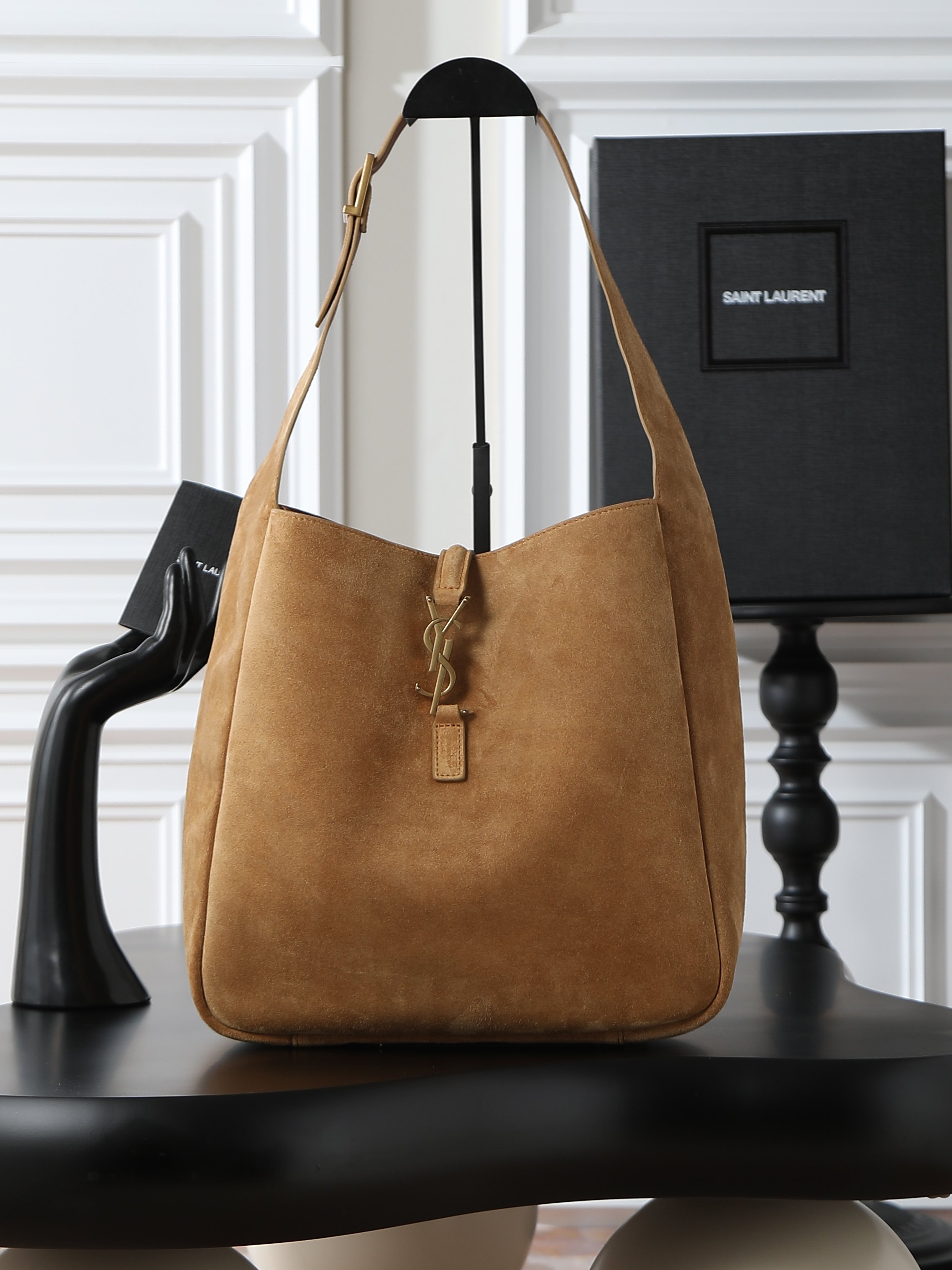 NO:556064,Earthy matte style [original high silk suede] (excluding packaging) LE 5A7_large smooth leather soft handbag large size, the same style as the Korean star Hobo!! This year's extremely popular armpit bag Y family is late but has arrived!  !  The outline of the bag is simple and three-dimensional, and it looks stiff but not too sharp. Paired with the brand's iconic plug-in buckle, the whole bag gives a unique and elegant temperament that is both classic and elegant, but also fashionable and modern. Size 30x31x13cm Model 753837, saint laurent, saint laurent, chamois leather19860909土黄磨砂款【原厂对版高丝光麂皮】（不含包装） LE 5A7_大号光滑皮革柔软手袋大号,韩国明星同款Hobo!!今年火到爆炸的腋下包Y家虽迟但到！！包包身轮廓简洁、立体,看上去硬挺却不会太凌厉.搭配上品牌标志性的插入式包扣,整体给人一种既经典优雅,又很时髦现代的独特气质. 尺寸30x31x13cm 型号753837,圣罗兰,saint laurent,chamois leather,Bag