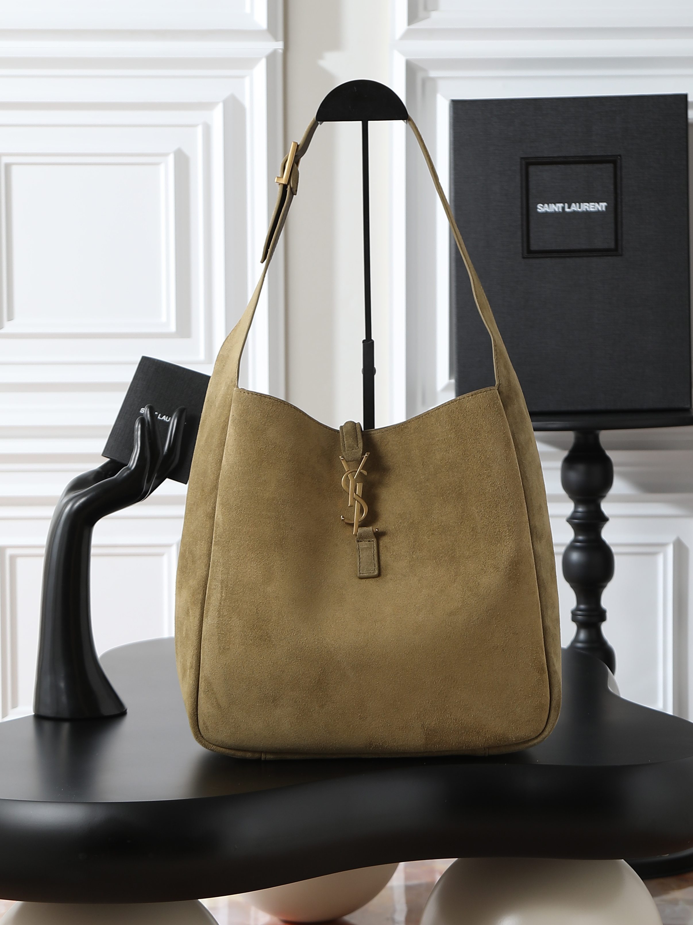 NO:556070,Green matte style [original high silk suede] (excluding packaging) LE 5A7_large smooth leather soft handbag large size, the same style as the Korean star Hobo!! This year's extremely popular armpit bag Y family is late but it is here!  !  The outline of the bag is simple and three-dimensional, and it looks stiff but not too sharp. Paired with the brand's iconic plug-in buckle, the whole bag gives a unique and elegant temperament that is both classic and elegant, but also fashionable and modern. Size 30x31x13cm Model 753837, saint laurent, saint laurent, chamois leather19860909绿色磨砂款【原厂对版高丝光麂皮】（不含包装） LE 5A7_大号光滑皮革柔软手袋大号,韩国明星同款Hobo!!今年火到爆炸的腋下包Y家虽迟但到！！包包身轮廓简洁、立体,看上去硬挺却不会太凌厉.搭配上品牌标志性的插入式包扣,整体给人一种既经典优雅,又很时髦现代的独特气质. 尺寸30x31x13cm 型号753837,圣罗兰,saint laurent,chamois leather,Bag