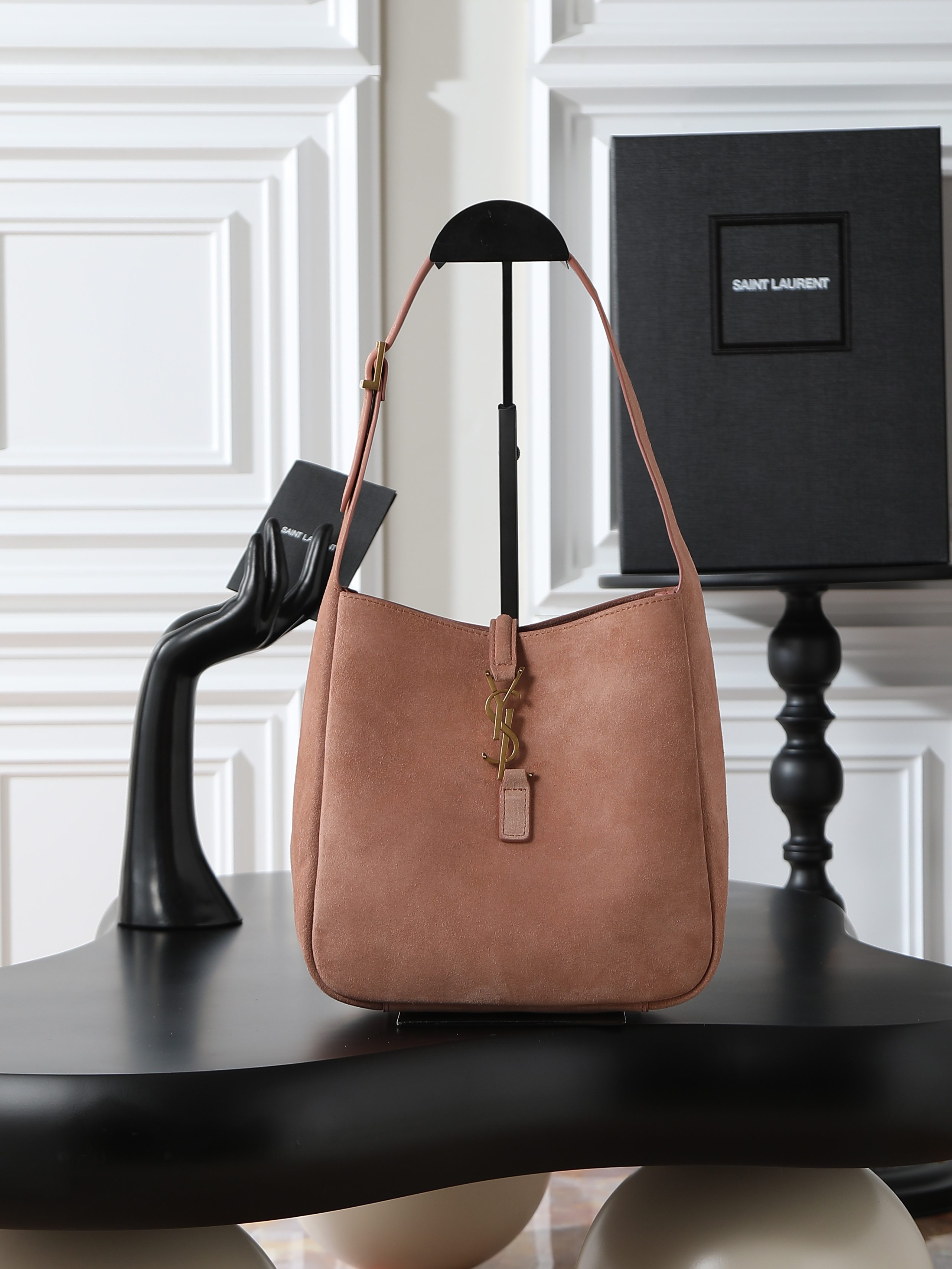 NO:556086,Pink matte style [original matching high silk suede] (package not included) Popular LE 5A7 armpit bag. This year's hot second-hand armpit bag has always been very popular. The whole leather is delicate and smooth. The bag design is very simple and advanced. The capacity is sufficient. It is light and can be packed. It is not outdated. It is perfect~ Retro feel concave shape. Another popular model. Model 713938 original leather  Size 23×22×8.5cm, saint laurent, saint laurent, chamois leather19860909粉色磨砂款【原厂对版高丝光麂皮】（不含包装） 爆款LE 5A7腋下包 今年大火的中古款腋下包 一直很受欢迎 全皮细腻光滑 包型设计又很简单又高级 容量足够用 轻便能装 又不过时真是太完美la～ 复古feel凹造型 又一款种草爆款 型号713938原厂皮 尺寸23×22×8.5cm,圣罗兰,saint laurent,chamois leather,Bag