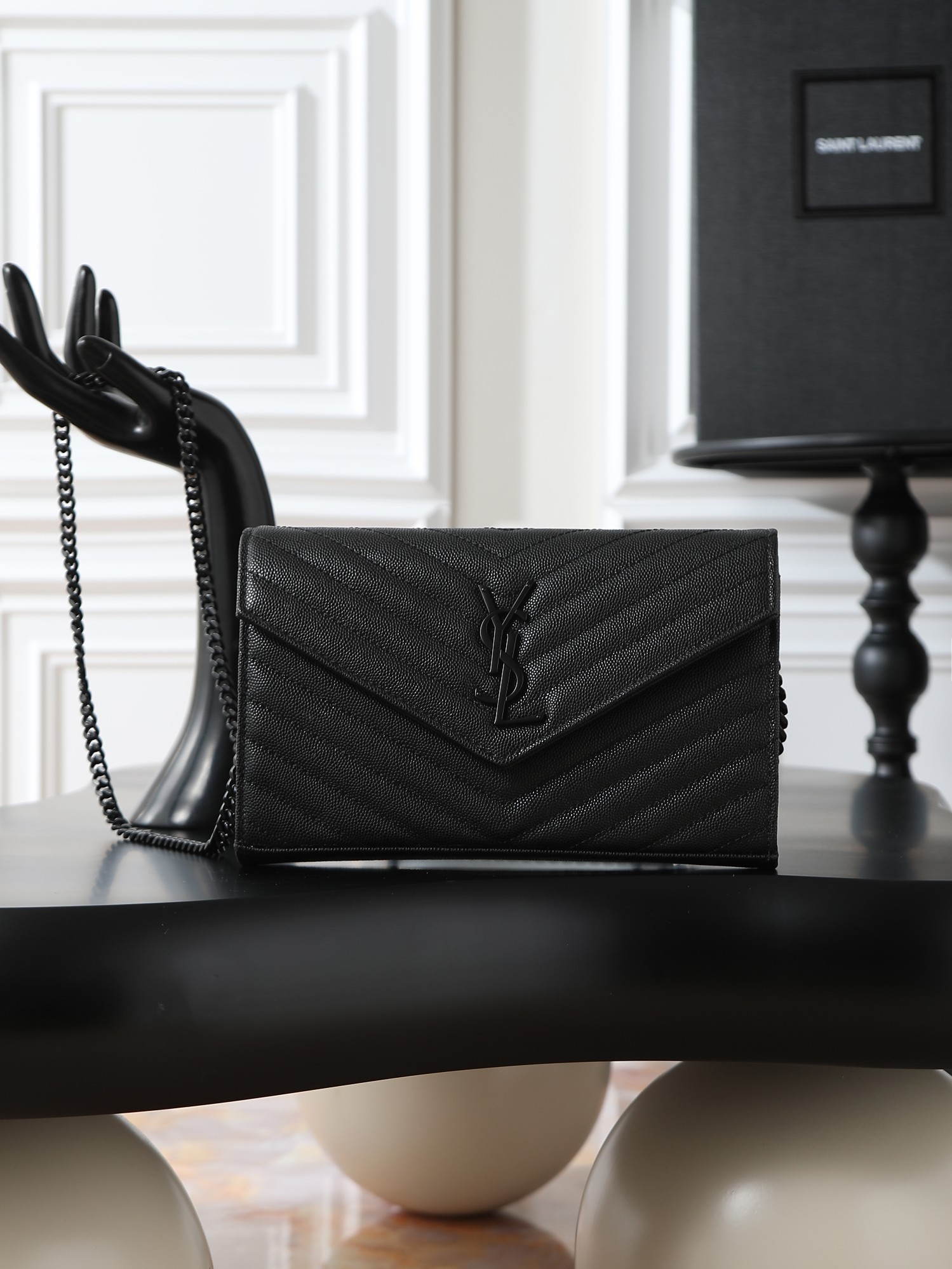 NO:556092,Black buckle caviar_MONOGRAM_envelope bag. A super practical small bag, the most classic style, the most advanced version, Italian calfskin with fine handcrafting; customized metal Y family logo shows personality; clamshell design ensures safety of use; small bag with large capacity, two banknote compartments, two central compartments, an inner zipper pocket and multiple card slots, it can hold everything!  Model 377828 size 22.5x14x4cm, saint laurent, saint laurent, cowhide19860909黑色黑扣鱼子酱_ MONOGRAM_信封包.超级实用的一款小包,最经典的款式,升级最高级的版本,意大利小牛皮配上精细手工制作；定制金属Y家logo彰显个性；翻盖设计确保使用的安全性；小包包大容量,两个纸币隔层,两个中央隔层,一个拉链内袋和多个卡槽,装尽所有！ 型号377828 尺寸22.5x14x4cm,圣罗兰,saint laurent,cowhide,Bag