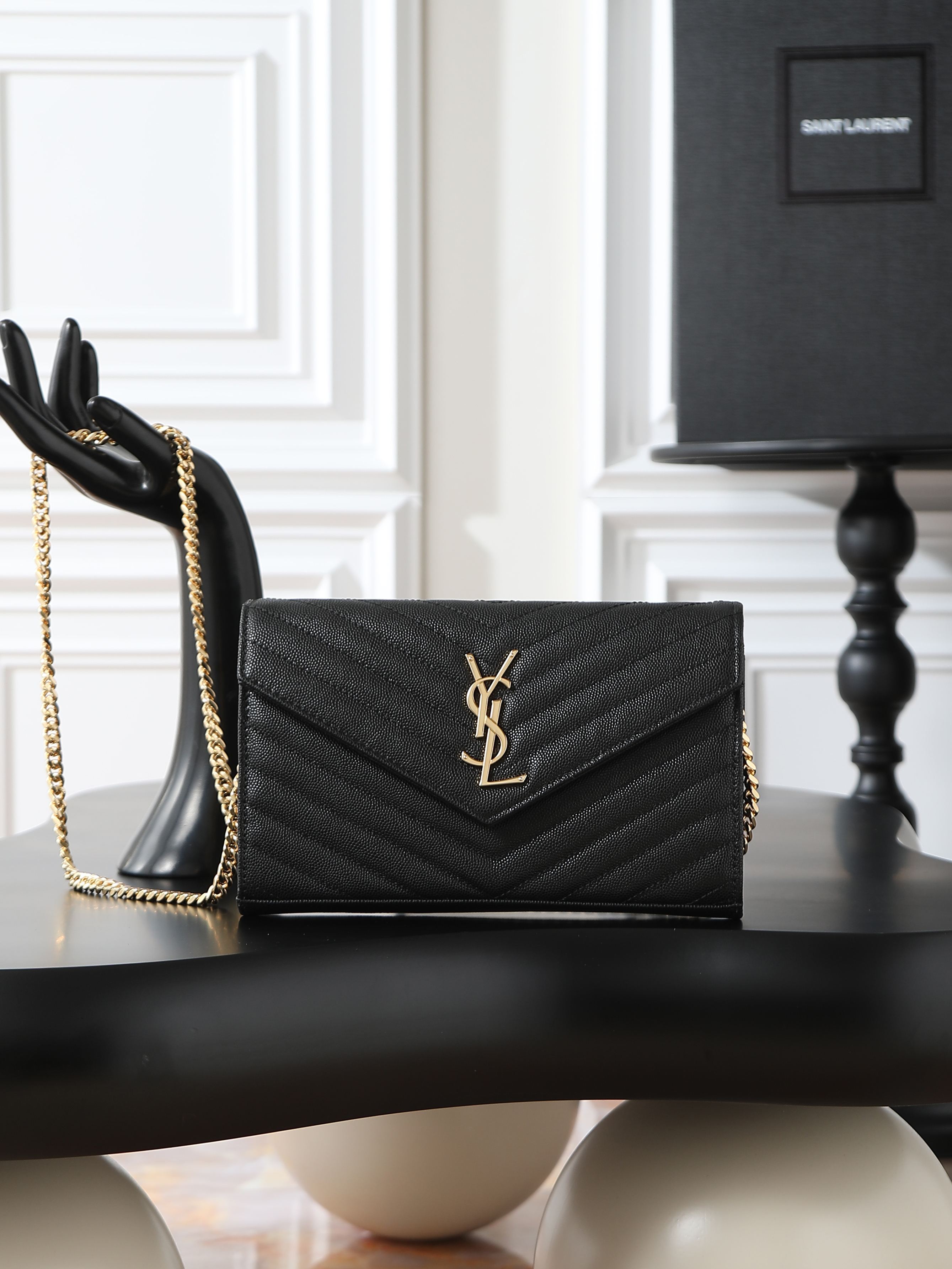 NO:556043,Black Gold Buckle Caviar_ MONOGRAM_ Envelope Bag. A super practical small bag, the most classic style, the most upgraded version, Italian calfskin with fine handcrafting; customized metal Y family logo to highlight personality; clamshell design ensures safety of use; small bag with large capacity, two banknote compartments, two central compartments, an inner zipper pocket and multiple card slots, it can hold everything!  Model 377828 size 22.5x14x4cm, saint laurent, saint laurent, cowhide19860909黑色金扣鱼子酱_ MONOGRAM_信封包.超级实用的一款小包,最经典的款式,升级最高级的版本,意大利小牛皮配上精细手工制作；定制金属Y家logo彰显个性；翻盖设计确保使用的安全性；小包包大容量,两个纸币隔层,两个中央隔层,一个拉链内袋和多个卡槽,装尽所有！ 型号377828 尺寸22.5x14x4cm,圣罗兰,saint laurent,cowhide,Bag