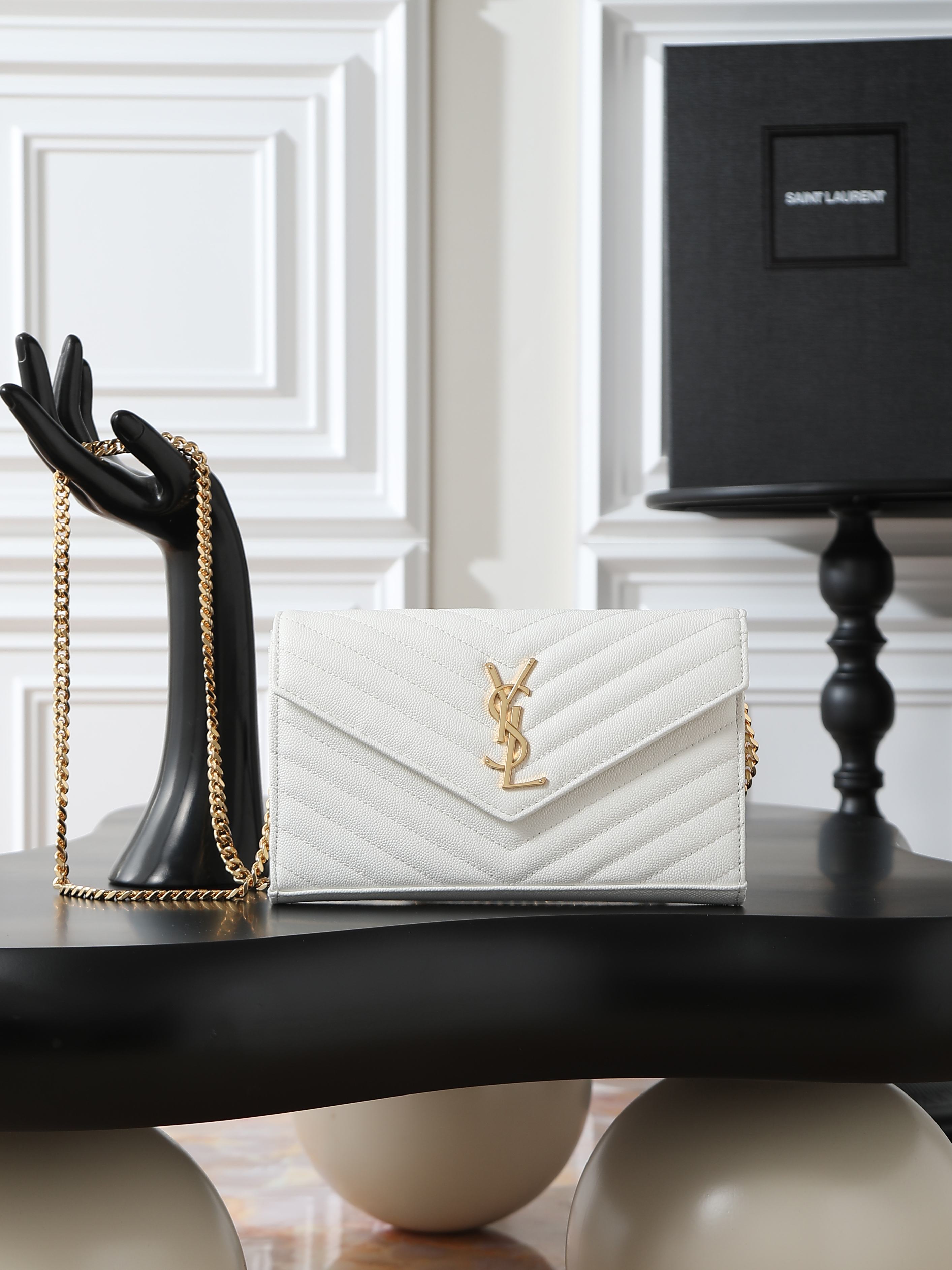 NO:556106,Off-white gold buckle caviar_MONOGRAM_envelope bag. A super practical small bag, the most classic style, the most advanced version, Italian calfskin with fine handcrafting; customized metal Y family logo shows personality; clamshell design ensures safety of use; small bag with large capacity, two banknote compartments, two central compartments, one zipper inner pocket and multiple card slots, it can hold everything!  Model 377828 size 22.5x14x4cm, saint laurent, saint laurent, cowhide19860909米白色金扣鱼子酱_ MONOGRAM_信封包.超级实用的一款小包,最经典的款式,升级最高级的版本,意大利小牛皮配上精细手工制作；定制金属Y家logo彰显个性；翻盖设计确保使用的安全性；小包包大容量,两个纸币隔层,两个中央隔层,一个拉链内袋和多个卡槽,装尽所有！ 型号377828 尺寸22.5x14x4cm,圣罗兰,saint laurent,cowhide,Bag