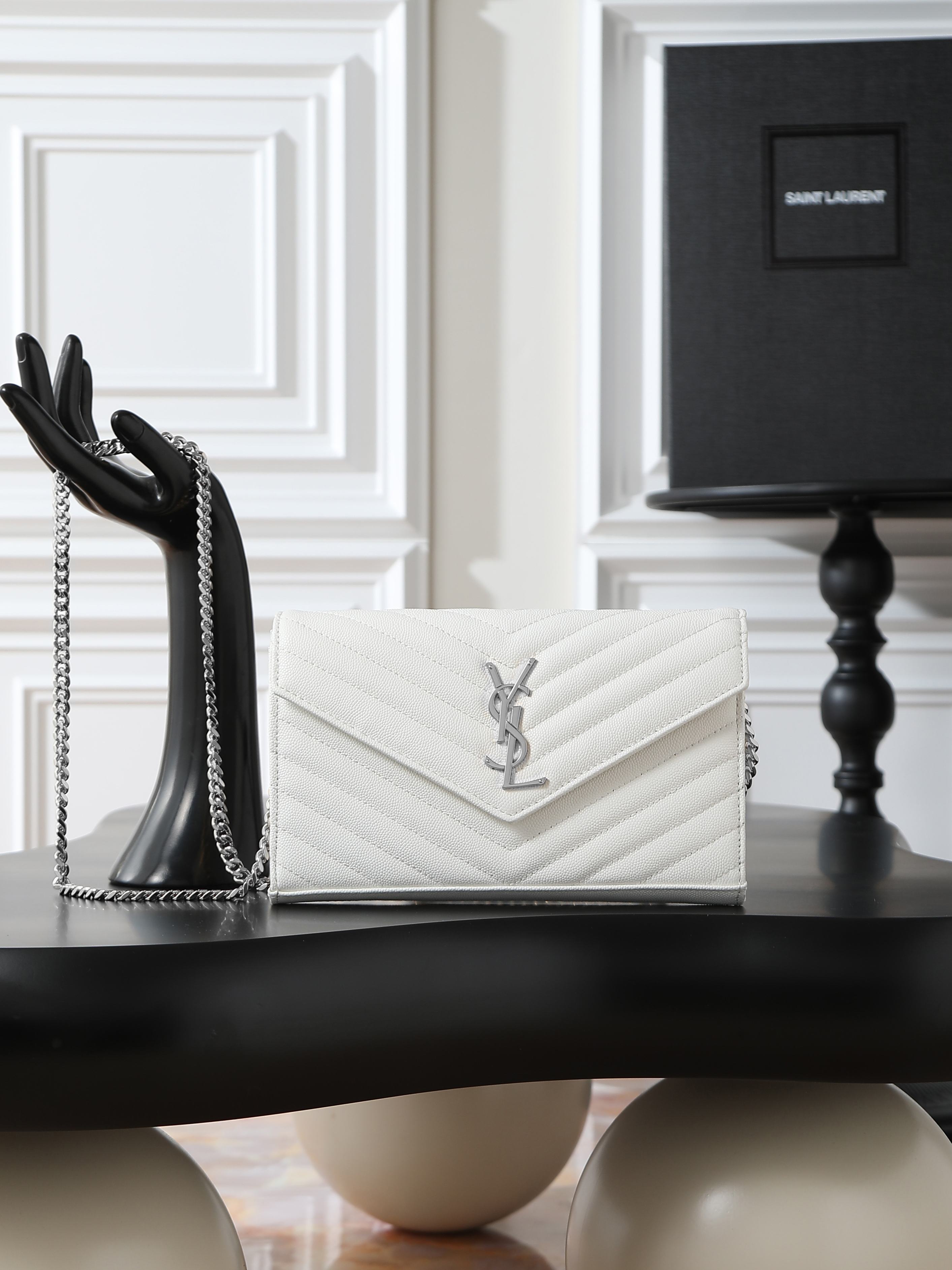 NO:556112,Off-white silver buckle caviar_MONOGRAM_envelope bag. A super practical small bag, the most classic style, the most advanced version, Italian calfskin with fine handcrafting; customized metal Y family logo shows personality; clamshell design ensures safety of use; small bag with large capacity, two banknote compartments, two central compartments, one zipper inner pocket and multiple card slots, it can hold everything!  Model 377828 size 22.5x14x4cm, saint laurent, saint laurent, cowhide19860909米白色银扣鱼子酱_ MONOGRAM_信封包.超级实用的一款小包,最经典的款式,升级最高级的版本,意大利小牛皮配上精细手工制作；定制金属Y家logo彰显个性；翻盖设计确保使用的安全性；小包包大容量,两个纸币隔层,两个中央隔层,一个拉链内袋和多个卡槽,装尽所有！ 型号377828 尺寸22.5x14x4cm,圣罗兰,saint laurent,cowhide,Bag