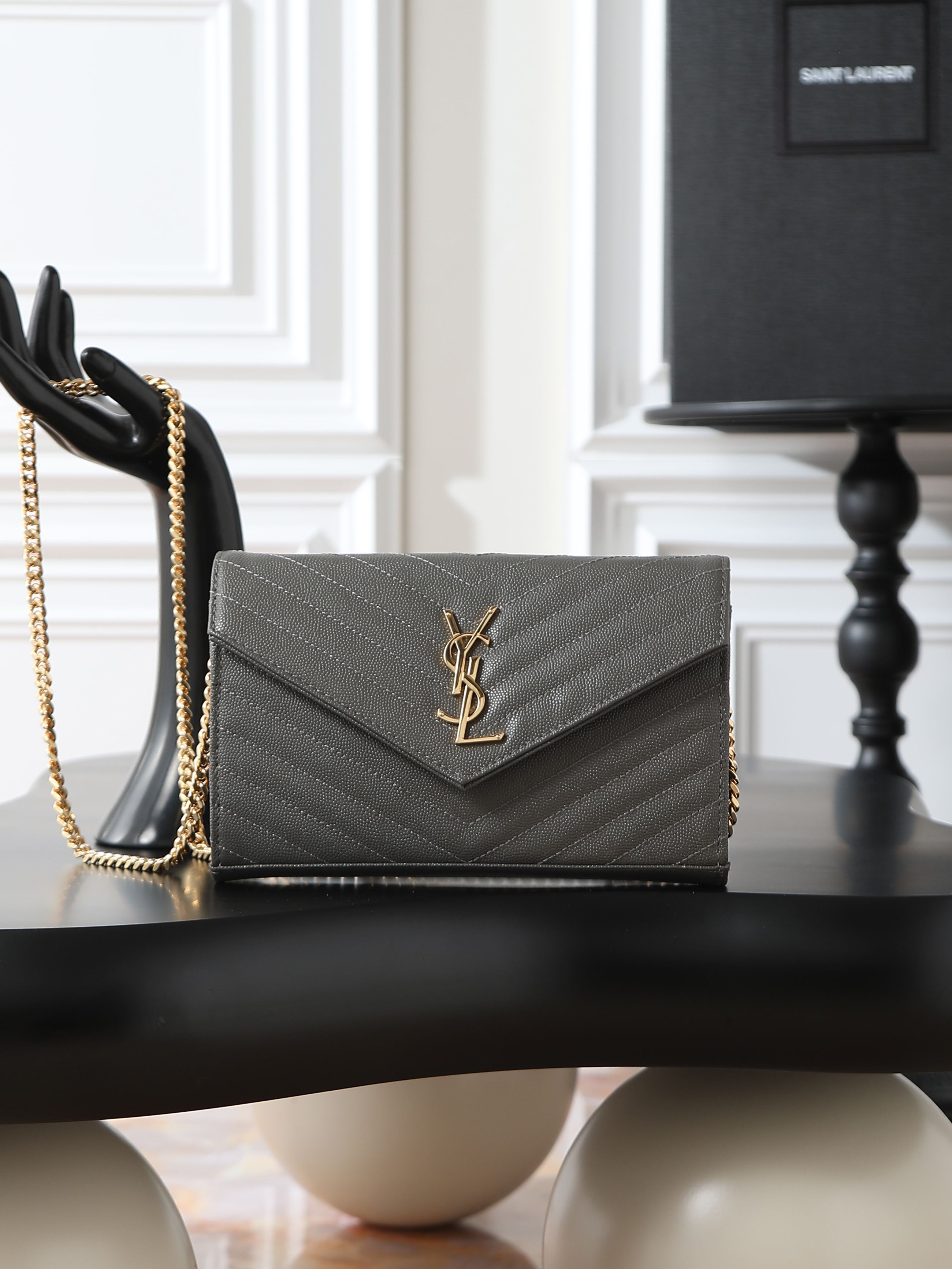 NO:556120,Gray gold buckle caviar_MONOGRAM_envelope bag. A super practical small bag, the most classic style, the most upgraded version, Italian calfskin with fine handcrafting; customized metal Y family logo shows personality; clamshell design ensures safety of use; small bag with large capacity, two banknote compartments, two central compartments, one zipper inner pocket and multiple card slots, it can hold everything!  Model 377828 size 22.5x14x4cm, saint laurent, saint laurent, cowhide19860909灰色金扣鱼子酱_ MONOGRAM_信封包.超级实用的一款小包,最经典的款式,升级最高级的版本,意大利小牛皮配上精细手工制作；定制金属Y家logo彰显个性；翻盖设计确保使用的安全性；小包包大容量,两个纸币隔层,两个中央隔层,一个拉链内袋和多个卡槽,装尽所有！ 型号377828 尺寸22.5x14x4cm,圣罗兰,saint laurent,cowhide,Bag