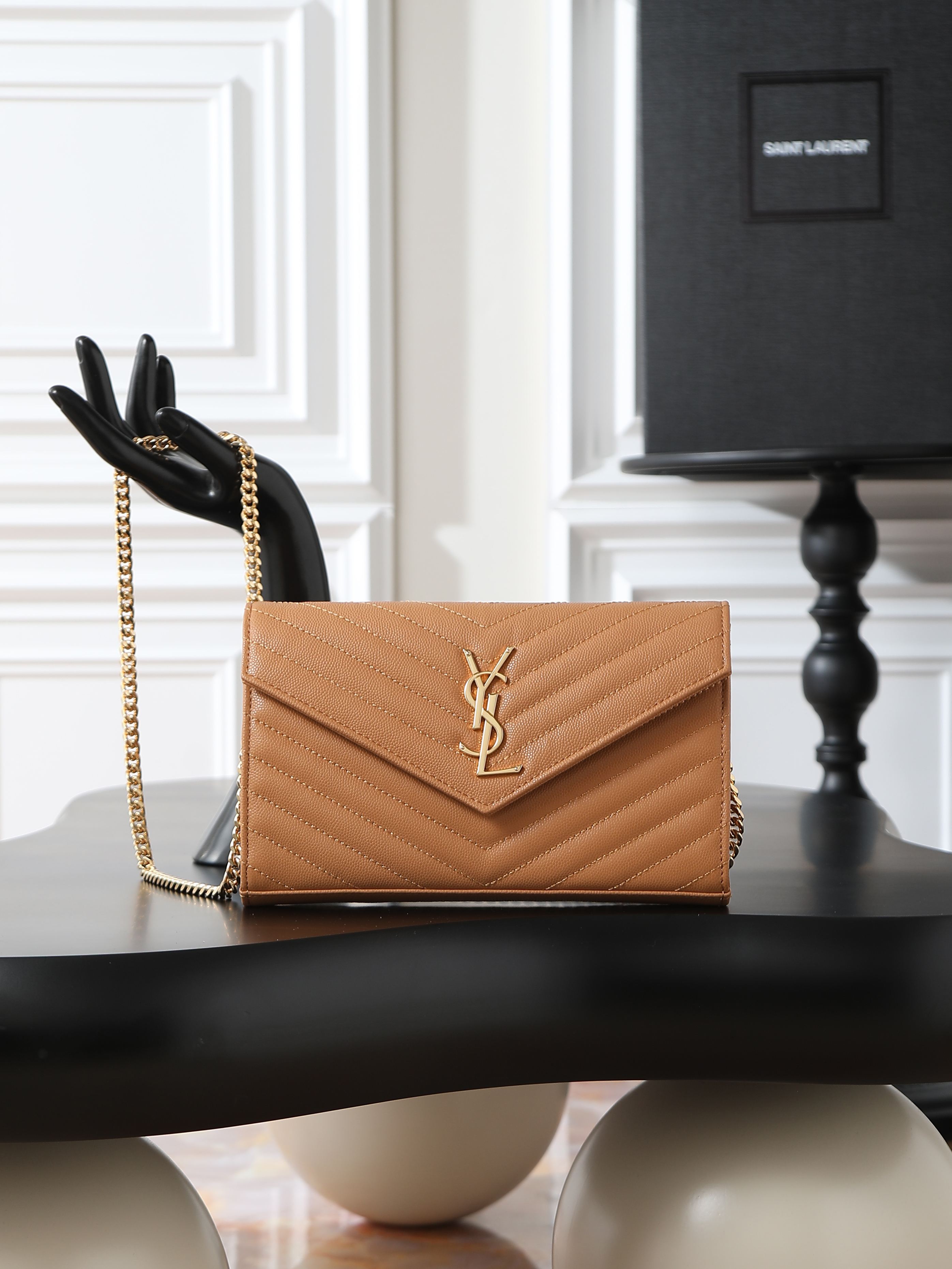 NO:556129,Caviar with gold buckle_ MONOGRAM_ Envelope bag. A super practical small bag, the most classic style, the most advanced version, Italian calf leather and fine handcrafting; customized metal Y family logo shows personality; clamshell design ensures safety of use; small bag has large capacity, two banknote compartments, two central compartments, one zipper inner pocket and multiple card slots, it can hold everything!  Model 377828 size 22.5x14x4cm, saint laurent, saint laurent, cowhide, gold19860909土黄金扣鱼子酱_ MONOGRAM_信封包.超级实用的一款小包,最经典的款式,升级最高级的版本,意大利小牛皮配上精细手工制作；定制金属Y家logo彰显个性；翻盖设计确保使用的安全性；小包包大容量,两个纸币隔层,两个中央隔层,一个拉链内袋和多个卡槽,装尽所有！ 型号377828 尺寸22.5x14x4cm,圣罗兰,saint laurent,cowhide,gold,Bag