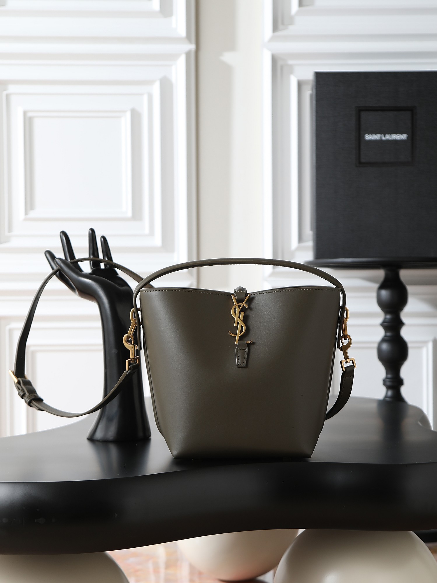 NO:556183,Green Batch LE 37 Bucket Bag Small_Super nice bucket bag with handle_New bag type, made of Italian calfskin, the bag has a simple and three-dimensional outline, looks stiff but not too sharp, with a metal foot nail at the bottom, and a plug-in bag buckle with a classic iconic metal logo, giving the overall look a unique temperament that is both classic and elegant, yet very fashionable and modern!  Size 17×20×13cm Model 749036, saint laurent, saint laurent, cowhide19860909绿色批 LE 37水桶包小号_ 超好看水桶包 带手提_全新包型,采用意大利小牛皮,包身轮廓简洁、立体,看上去硬挺又不会太凌厉,底部带有个金属脚钉,搭配经典标志性金属logo的插入式包扣,整体给人一种既经典优雅,又很时髦现代的独特气质！ 尺寸17×20×13cm 型号749036,圣罗兰,saint laurent,cowhide,Bag