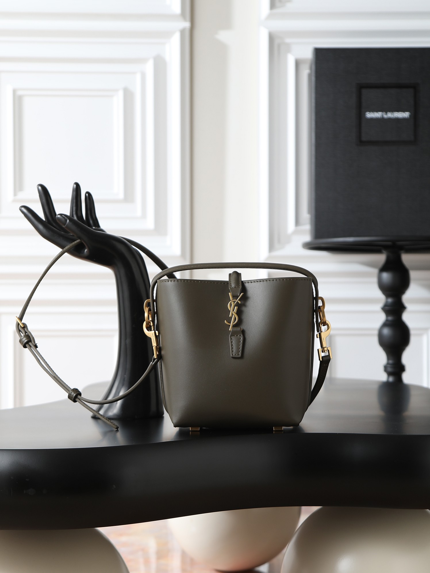 NO:556115,Green Batch LE 37_Bucket Bag Mini The bucket bag has become popular in the fashion circle!  The outline of the smooth cowhide bag is simple and three-dimensional, and it looks stiff but not too sharp. Paired with the newly designed plug-in buckle with the brand's iconic logo, the whole body gives a unique temperament that is both classic and elegant, yet very fashionable and modern. Style number 765870, size 15x13x6cm, saint laurent, saint laurent, cowhide19860909绿色批 LE 37_水桶包迷你 出场既火爆时尚圈的水桶包！ 光面牛皮包身轮廓简洁、立体,看上去硬挺却不会太凌厉. 搭配上品牌标志性logo新设计的插入式包扣,整体给人一种既经典优雅,又很时髦现代的独特气质. 款号765870 尺寸15x13x6cm,圣罗兰,saint laurent,cowhide,Bag