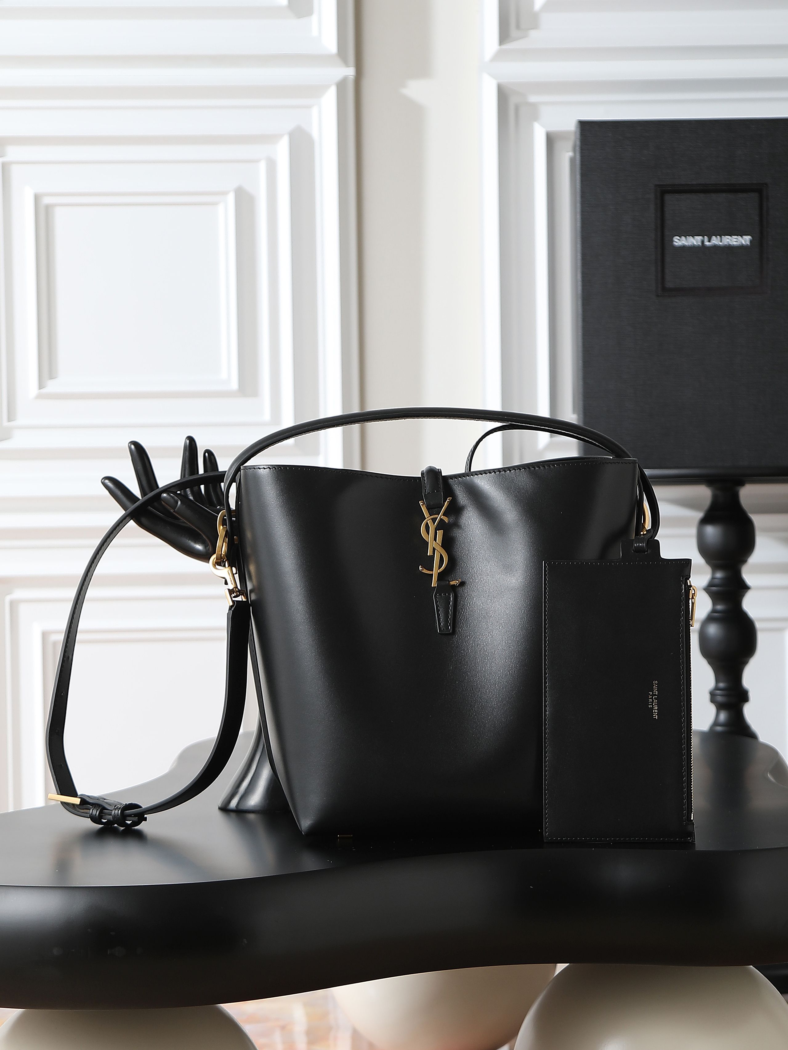 NO:556123,Black batch LE 5A7 series new super-good-looking bucket bag with handle_New bag type, made of Italian calfskin, the bag has a simple and three-dimensional outline, looks stiff but not too sharp, with a metal foot nail at the bottom, and a plug-in buckle with a classic iconic metal logo, giving the overall look a unique temperament that is both classic and elegant, yet very fashionable and modern!  Model 742828 size 26×20×12cm, saint laurent, saint laurent, cowhide19860909黑色批 LE 5A7系列之新款超好看水桶包 带手提_全新包型,采用意大利小牛皮,包身轮廓简洁、立体,看上去硬挺又不会太凌厉,底部带有个金属脚钉,搭配经典标志性金属logo的插入式包扣,整体给人一种既经典优雅,又很时髦现代的独特气质！ 型号742828 尺寸26×20×12cm,圣罗兰,saint laurent,cowhide,Bag