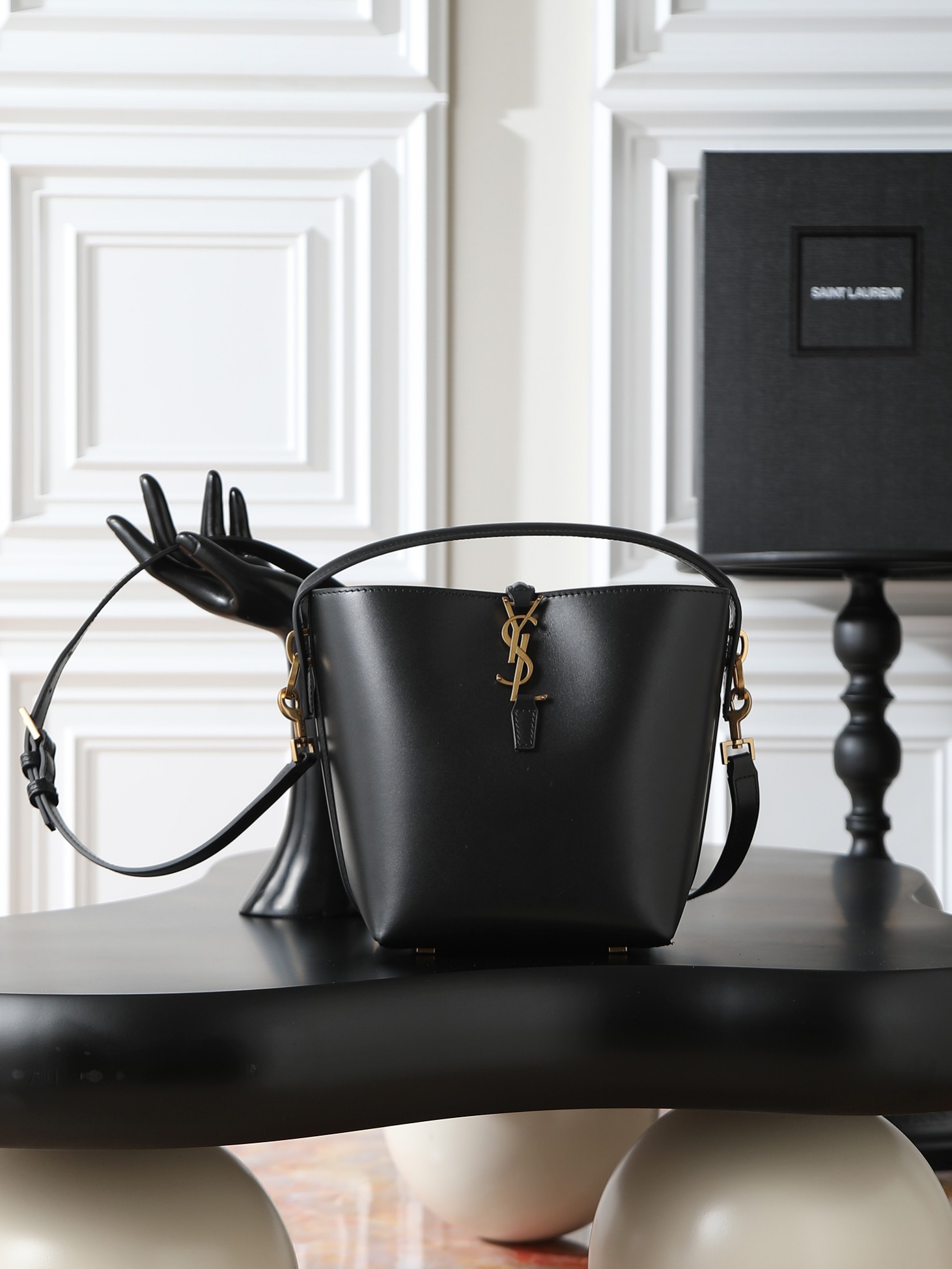 NO:556132,Black Batch LE 37 Bucket Bag Small_Super nice bucket bag with handle_New bag type, made of Italian calfskin, the bag has a simple and three-dimensional outline, looks stiff but not too sharp, with a metal foot nail at the bottom, and a plug-in bag buckle with a classic iconic metal logo, giving the overall look a unique temperament that is both classic and elegant, yet very fashionable and modern!  Size 17×20×13cm Model 749036, saint laurent, saint laurent, cowhide19860909黑色批 LE 37水桶包小号_ 超好看水桶包 带手提_全新包型,采用意大利小牛皮,包身轮廓简洁、立体,看上去硬挺又不会太凌厉,底部带有个金属脚钉,搭配经典标志性金属logo的插入式包扣,整体给人一种既经典优雅,又很时髦现代的独特气质！ 尺寸17×20×13cm 型号749036,圣罗兰,saint laurent,cowhide,Bag