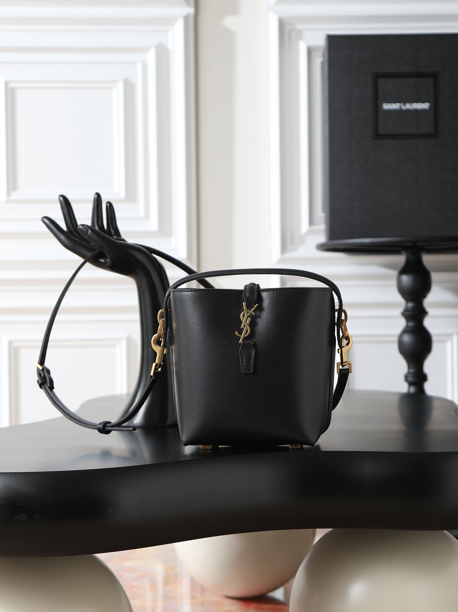 NO:556139,Black Batch LE 37_Bucket Bag Mini The bucket bag has become a hit in the fashion circle!  The outline of the smooth cowhide bag is simple and three-dimensional, and it looks stiff but not too sharp. Paired with the newly designed plug-in buckle with the brand's iconic logo, the whole body gives a unique temperament that is both classic and elegant, yet very fashionable and modern. Style number 765870, size 15x13x6cm, saint laurent, saint laurent, cowhide19860909黑色批 LE 37_水桶包迷你 出场既火爆时尚圈的水桶包！ 光面牛皮包身轮廓简洁、立体,看上去硬挺却不会太凌厉. 搭配上品牌标志性logo新设计的插入式包扣,整体给人一种既经典优雅,又很时髦现代的独特气质. 款号765870 尺寸15x13x6cm,圣罗兰,saint laurent,cowhide,Bag