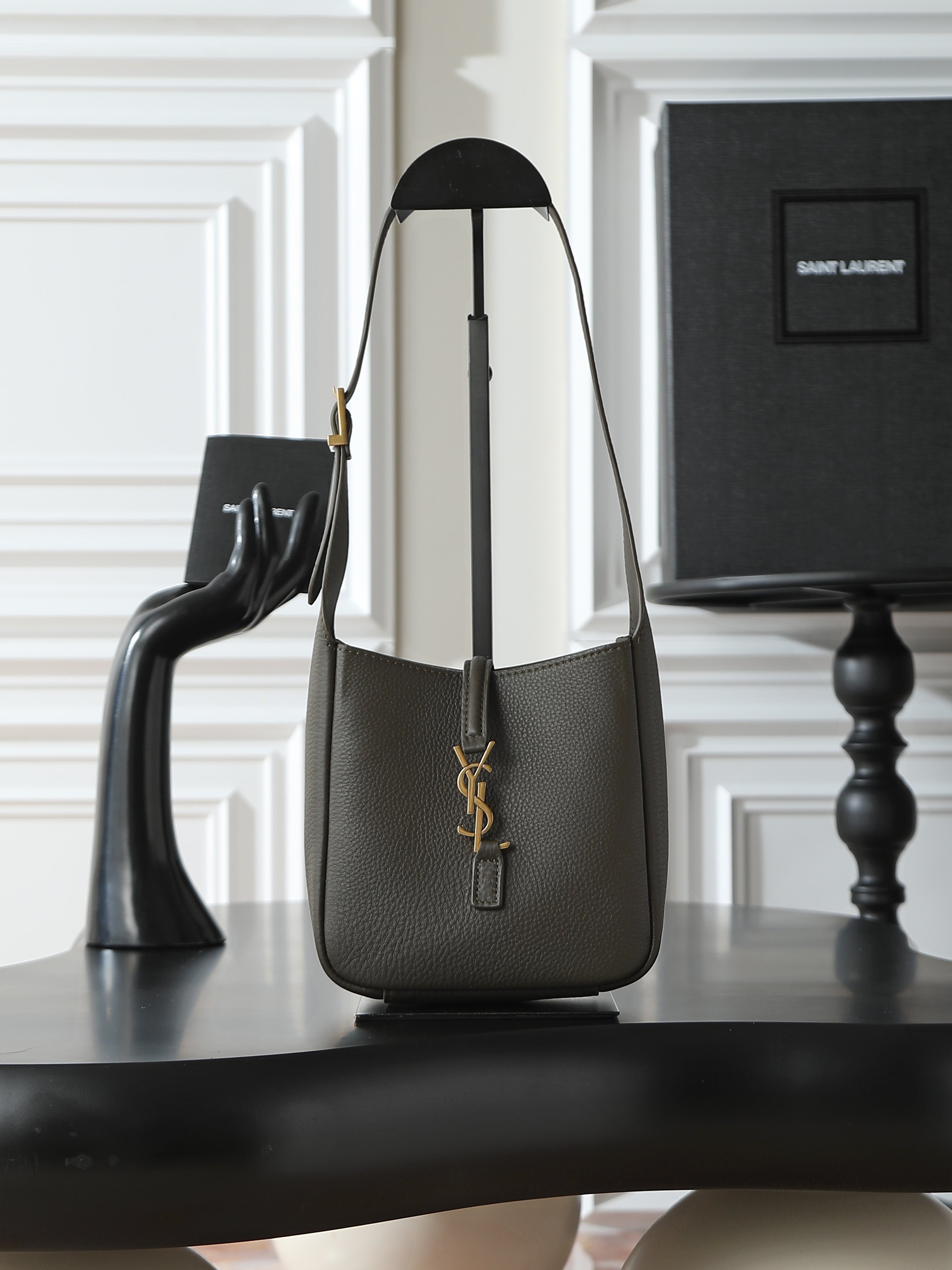 NO:532799,[Original leather] LE 5A7 mini underarm bag The mid-range underarm bag that was popular this year has always been very popular. The full leather is delicate and smooth. The bag design is simple and advanced. It is light and can be installed. It is too perfect. It is not timeless. It is a retro feel concave shape. Another popular model. Model 809461 original leather. Size 15×16×7cm, Saint Laurent, saint laurent19860909【原厂皮】 LE 5A7 mini腋下包 今年大火的中古款腋下包 一直很受欢迎 全皮细腻光滑 包型设计又很简单又高级 容量足够用 轻便能装 又不过时真是太完美la～ 复古feel凹造型 又一款种草爆款 型号809461原厂皮 尺寸15×16×7cm,圣罗兰,saint laurent,Bag