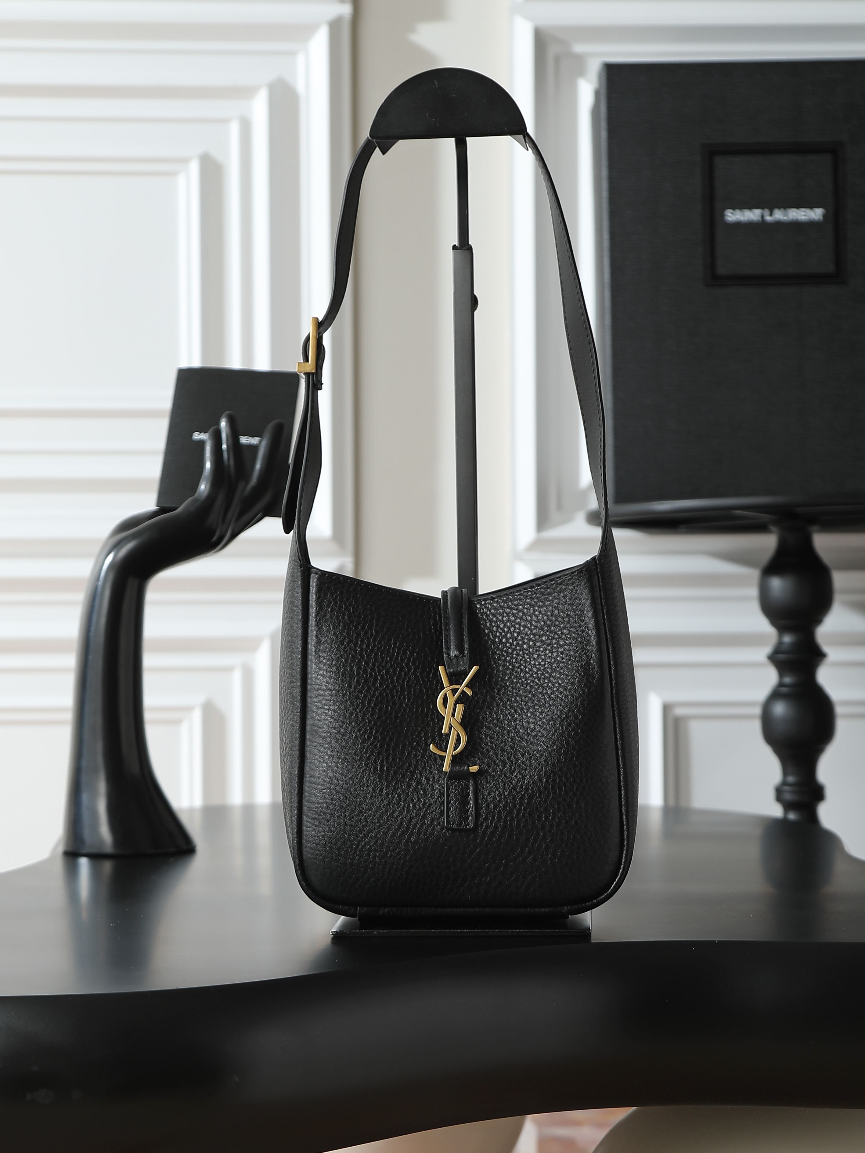 NO:532733,【Original leather】LE 5A7 mini underarm bag The mid-range underarm bag that was popular this year has always been very popular. The full leather is delicate and smooth. The bag design is simple and advanced. It is light and can be installed. It is too perfect. It is not timeless. It is a retro feel concave shape. Another popular model. Model 809461 original leather. Size 15×16×7cm, Saint Laurent, saint laurent19860909【原厂皮】 LE 5A7 mini腋下包 今年大火的中古款腋下包 一直很受欢迎 全皮细腻光滑 包型设计又很简单又高级 容量足够用 轻便能装 又不过时真是太完美la～ 复古feel凹造型 又一款种草爆款 型号809461原厂皮 尺寸15×16×7cm,圣罗兰,saint laurent,Bag