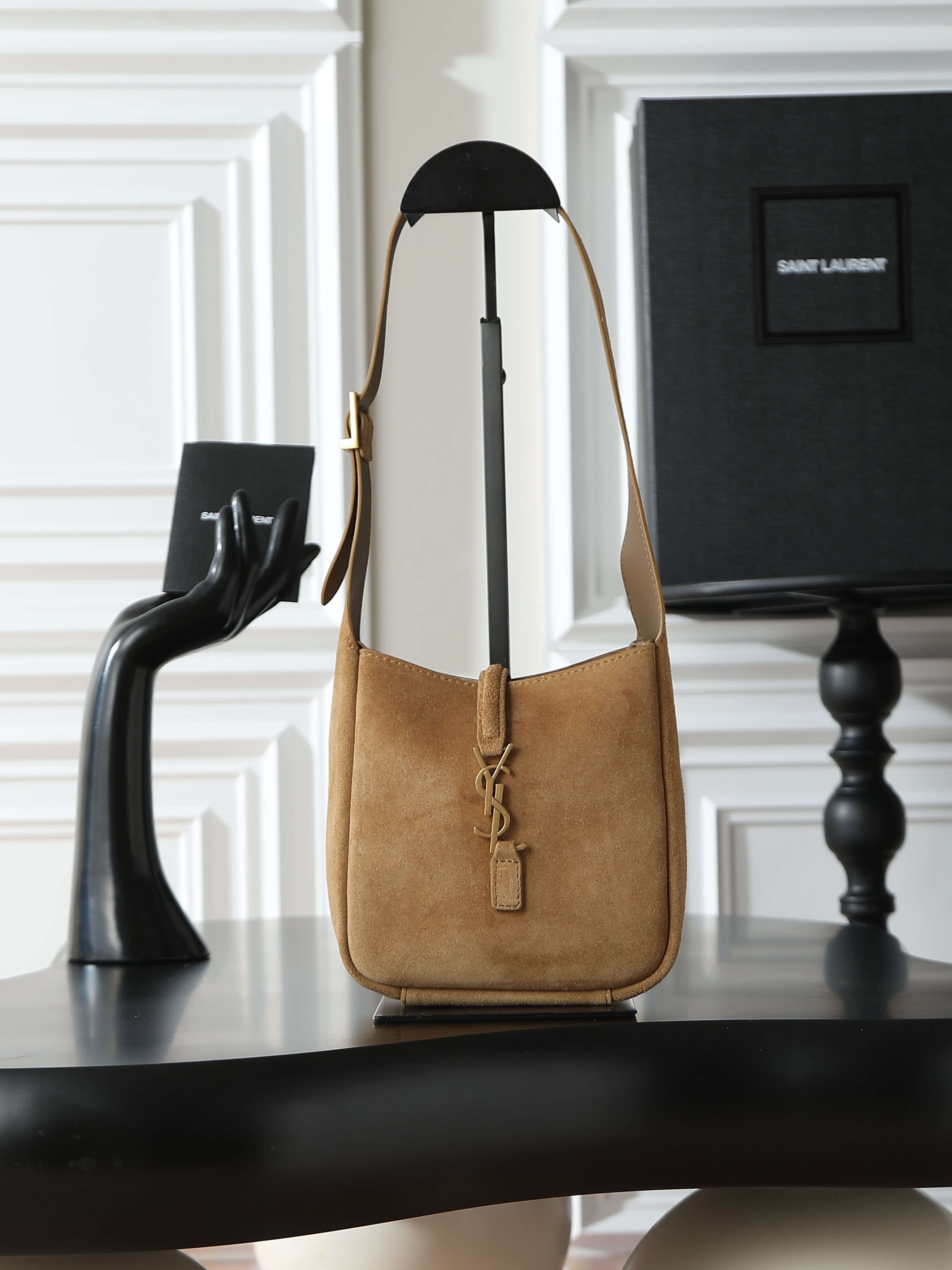 NO:532765,[Original leather] Suede model Original high mercerated suede LE 5A7 mini underarm bag The mid-range underarm bag that was popular this year has always been very popular. The leather is delicate and smooth. The bag design is simple and advanced. It is light and can be installed. It is too perfect. It is retro feel concave. Another popular model. Model 809461 original leather. Size 15×16×7cm, Saint Laurent, saint laurent, chamois leather.19860909【原厂皮】麂皮款 原厂对版高丝光麂皮 LE 5A7 mini腋下包 今年大火的中古款腋下包 一直很受欢迎 全皮细腻光滑 包型设计又很简单又高级 容量足够用 轻便能装 又不过时真是太完美la～ 复古feel凹造型 又一款种草爆款 型号809461原厂皮 尺寸15×16×7cm,圣罗兰,saint laurent,chamois leather,Bag