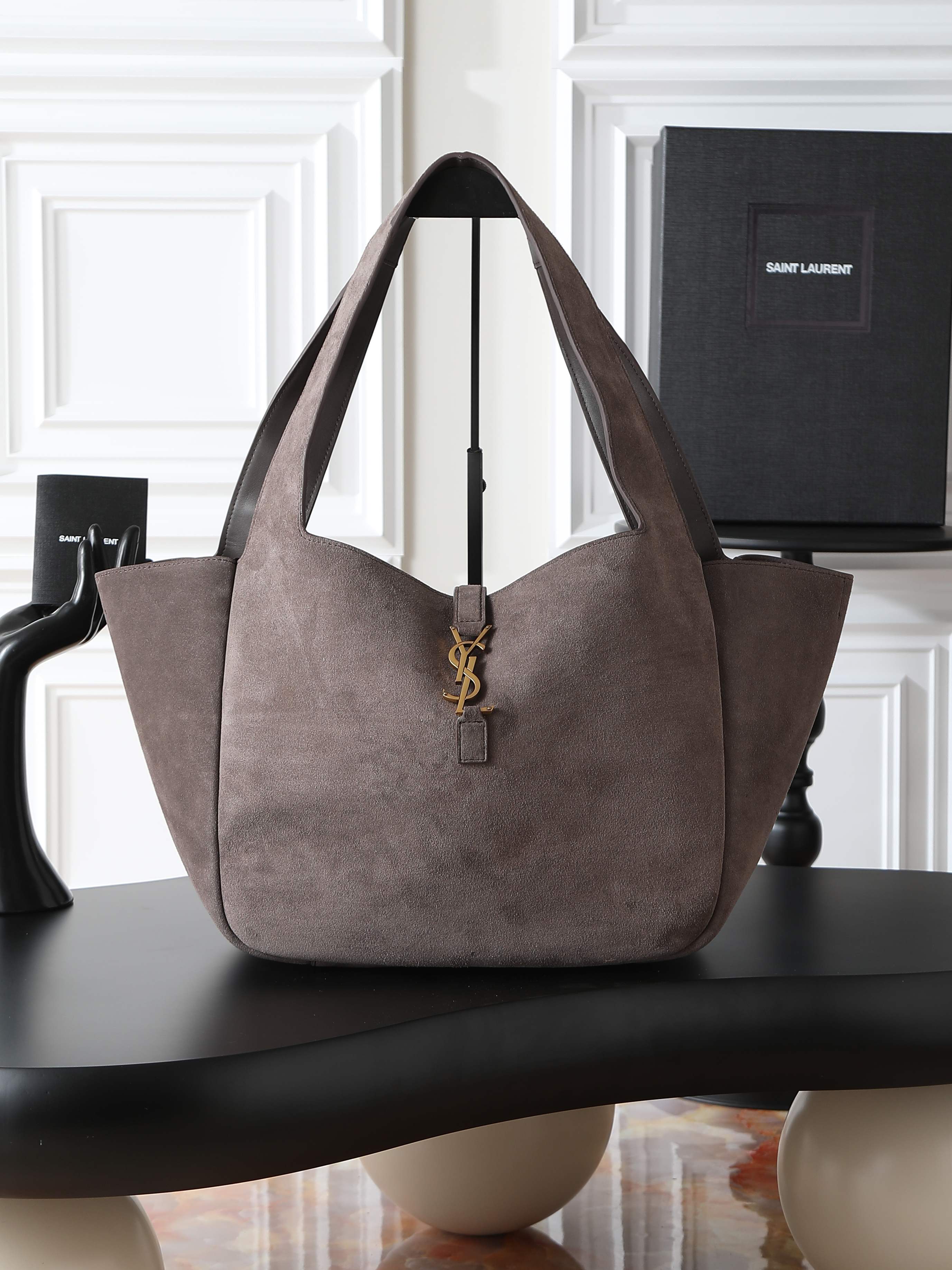 NO:556293,Gray suede gold buckle · [Original matching high silk suede] Bea_New shopping bag/hobo bag Many girls want to buy a big bag when autumn and winter come, and Bea is very suitable. The leather feels very good from the inside to the outside. There are two leather straps on the inside of the bag. When tied, it becomes a Hobo. The capacity is very sufficient, and a 13-inch MacBook can be included!  Paired with a soft enough bag body, the bag will also form a natural concave curvature, making the upper body feel very relaxed and comfortable, making the whole person appear casual and free and easy!  Model 763435 size 50×28×18cm, saint laurent, saint laurent, chamois leather19860909灰色麂皮金扣·【原厂对版高丝光麂皮】 Bea_新款购物袋/hobo包 很多女生一到秋冬天就想买只大包,Bea这款就非常合适,从内到外的皮质感都很好,包身内侧有两根皮质系带,系上后就变成了只Hobo.容量非常充足,13寸macbook可纳入！ 搭配足够柔软的包身,包包还会形成自然的凹陷弧度,上身会给人非常轻松自在感觉,显得整个人随性又洒脱！ 型号763435 尺寸50×28×18cm,圣罗兰,saint laurent,chamois leather,Bag