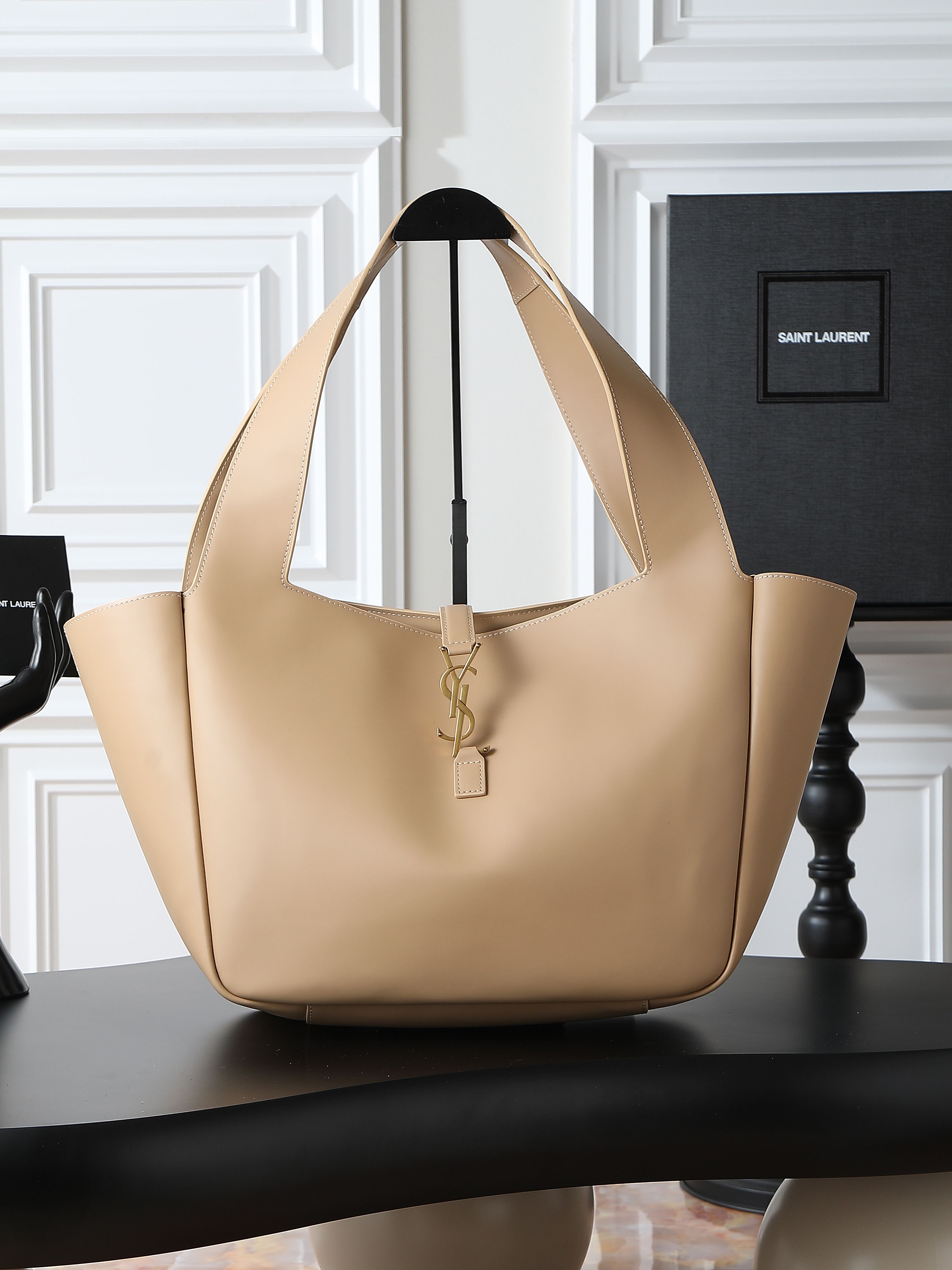 NO:556262,Apricot gold buckle · Bea_New shopping bag/hobo bag Many girls want to buy a big bag in autumn and winter. Bea is very suitable. The leather feels very good from the inside to the outside. There are two leather straps on the inside of the bag. When tied, it becomes a Hobo. The capacity is very sufficient and can fit a 13-inch MacBook!  Paired with a soft enough bag body, the bag will also form a natural concave curvature, making the upper body feel very relaxed and comfortable, making the whole person appear casual and free and easy!  Model 763435 size 50×28×18cm, saint laurent, saint laurent19860909杏色金扣· Bea_新款购物袋/hobo包 很多女生一到秋冬天就想买只大包,Bea这款就非常合适,从内到外的皮质感都很好,包身内侧有两根皮质系带,系上后就变成了只Hobo.容量非常充足,13寸macbook可纳入！ 搭配足够柔软的包身,包包还会形成自然的凹陷弧度,上身会给人非常轻松自在感觉,显得整个人随性又洒脱！ 型号763435 尺寸50×28×18cm,圣罗兰,saint laurent,Bag