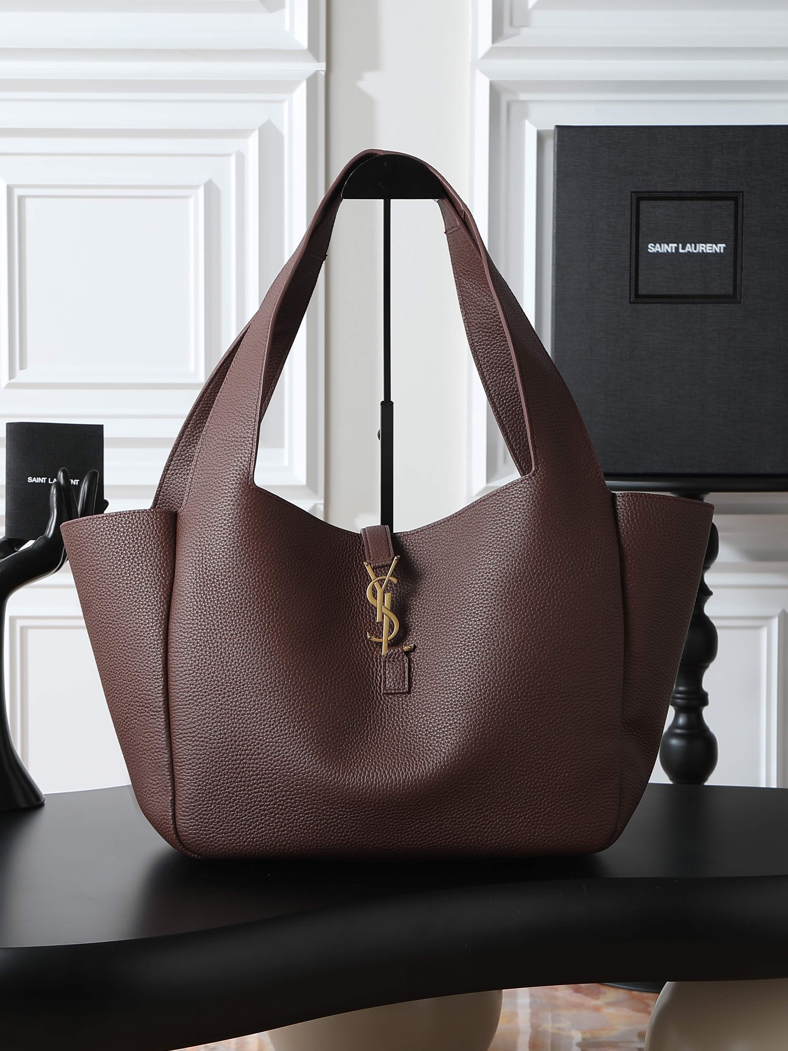 NO:556266,Brown gold buckle · Bea_new shopping bag/hobo bag Many girls want to buy a big bag in autumn and winter, and Bea is very suitable. The leather feels very good from the inside to the outside. There are two leather straps on the inside of the bag. When tied, it becomes a Hobo. The capacity is very sufficient, and a 13-inch MacBook can be included!  Paired with a soft enough bag body, the bag will also form a natural concave curvature, making the upper body feel very relaxed and comfortable, making the whole person appear casual and free and easy!  Model 763435 size 50×28×18cm, saint laurent, saint laurent19860909咖啡色金扣· Bea_新款购物袋/hobo包 很多女生一到秋冬天就想买只大包,Bea这款就非常合适,从内到外的皮质感都很好,包身内侧有两根皮质系带,系上后就变成了只Hobo.容量非常充足,13寸macbook可纳入！ 搭配足够柔软的包身,包包还会形成自然的凹陷弧度,上身会给人非常轻松自在感觉,显得整个人随性又洒脱！ 型号763435 尺寸50×28×18cm,圣罗兰,saint laurent,Bag