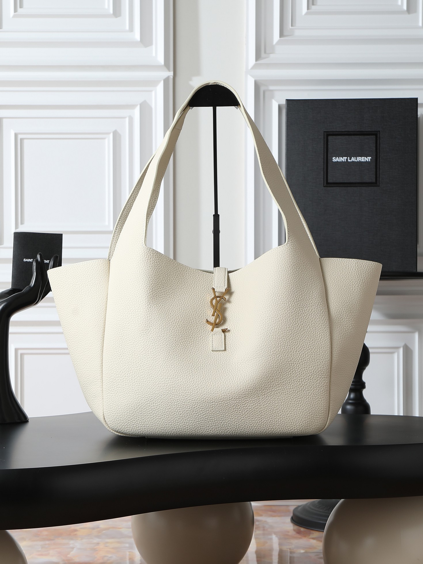 NO:556278,White gold buckle · Bea_new shopping bag/hobo bag Many girls want to buy a big bag in autumn and winter, and Bea is very suitable. The leather feels very good from the inside to the outside. There are two leather straps on the inside of the bag. When tied, it becomes a Hobo. The capacity is very sufficient, and a 13-inch MacBook can be included!  Paired with a soft enough bag body, the bag will also form a natural concave curvature, making the upper body feel very relaxed and comfortable, making the whole person appear casual and free and easy!  Model 763435 size 50×28×18cm, saint laurent, saint laurent19860909白色金扣· Bea_新款购物袋/hobo包 很多女生一到秋冬天就想买只大包,Bea这款就非常合适,从内到外的皮质感都很好,包身内侧有两根皮质系带,系上后就变成了只Hobo.容量非常充足,13寸macbook可纳入！ 搭配足够柔软的包身,包包还会形成自然的凹陷弧度,上身会给人非常轻松自在感觉,显得整个人随性又洒脱！ 型号763435 尺寸50×28×18cm,圣罗兰,saint laurent,Bag