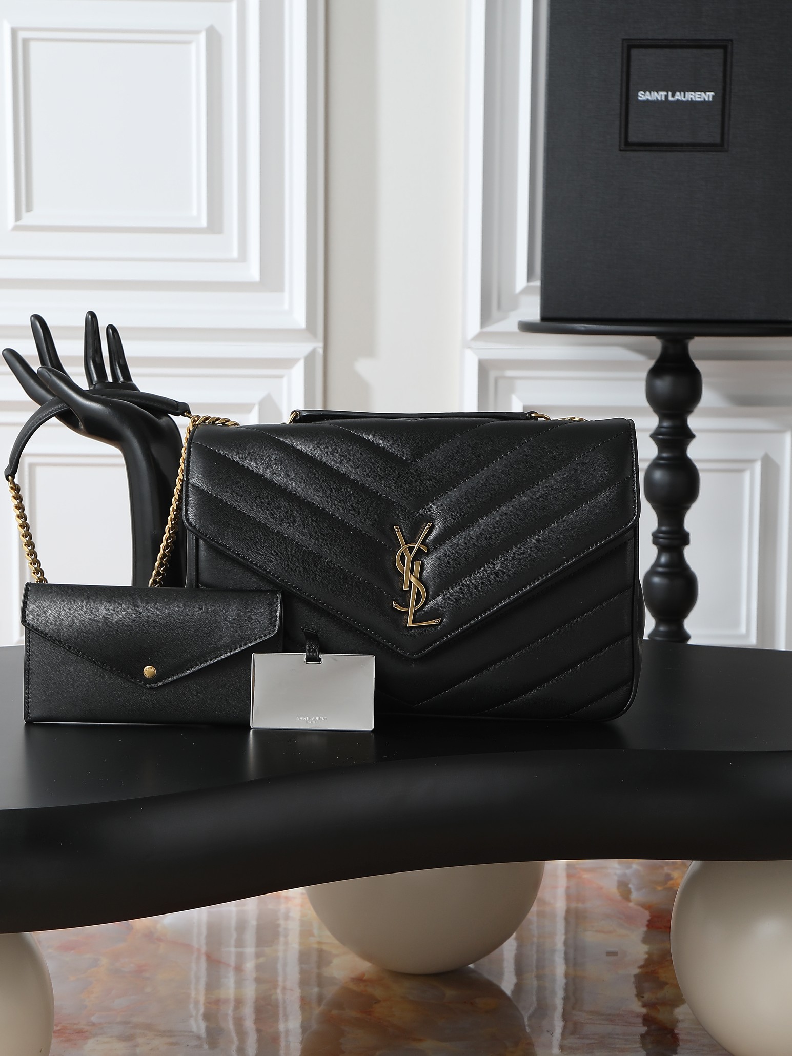 NO:556154,Black · 32cm new LouLou_ sheepskin model, soft to the touch, equipped with a detachable card holder and a pocket mirror, with a sliding chain, can be carried on the shoulder or cross-body, meeting the matching needs of many occasions!  The new version of sheepskin has been additionally coated, which is not only more durable, but also more shiny, making the entire bag look particularly delicate and beautiful!  Model 803541~ Size 32×22×10cm, saint laurent, saint laurent, sheepskin19860909黑色·32cm 新款LouLou_羊皮款,手感柔软,配有可拆卸卡包和袖珍化妆镜,搭配滑动式链条、可肩背可斜挎,满足多场合搭配需求！新版羊皮另外做了涂层处理,不仅更耐用,还更有光泽感,显得整个包都格外精致,美丽！ 型号803541~ 尺寸32×22×10cm,圣罗兰,saint laurent,sheepskin,Bag