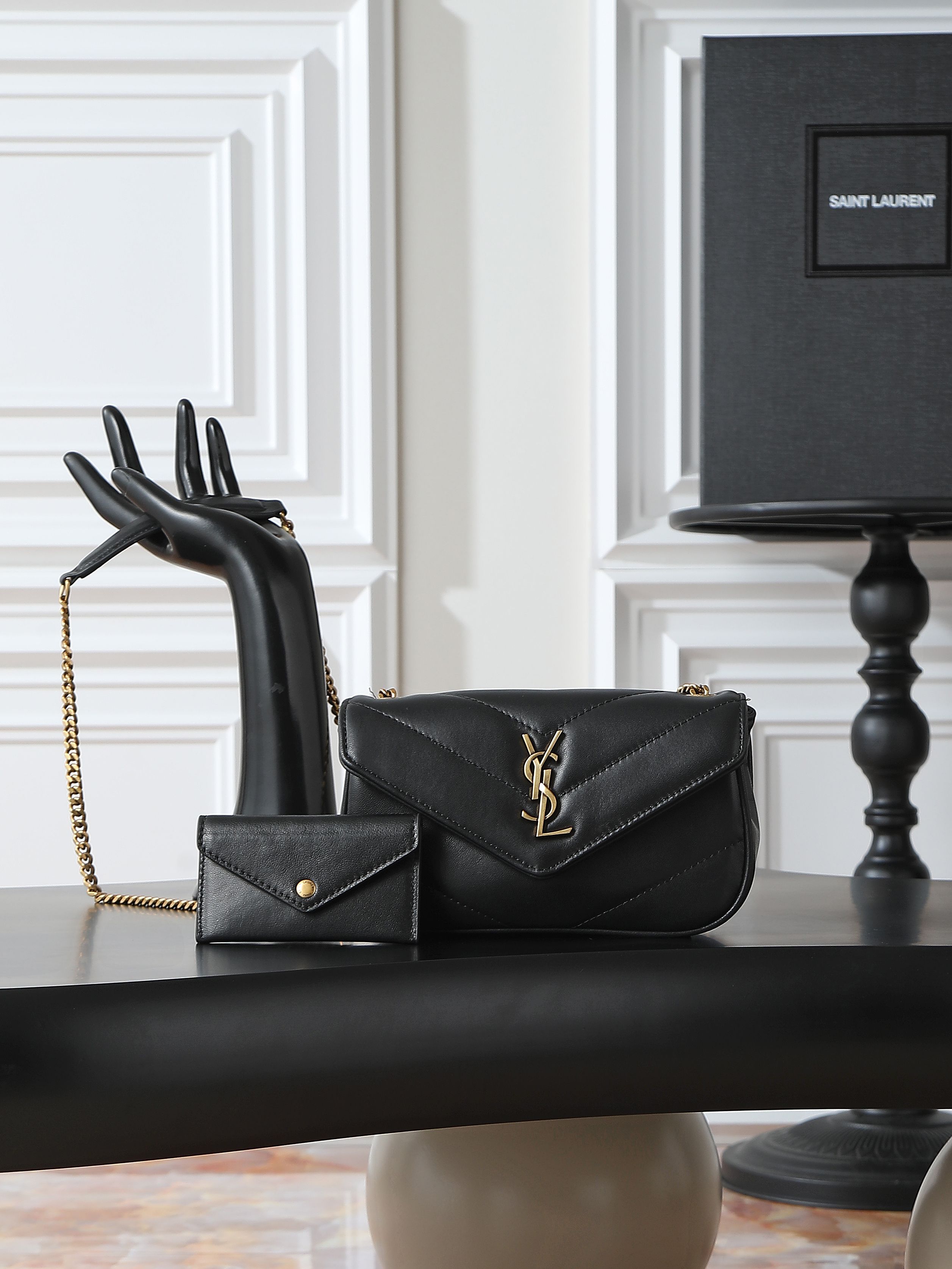 NO:556174,Black gold buckle · 20cm new LouLou_ sheepskin style, soft to the touch, equipped with a detachable card holder, with a sliding chain, can be worn on the shoulder or crossbody, meeting the matching needs of many occasions!  The new version of sheepskin has been additionally coated, which is not only more durable, but also more shiny, making the entire bag look particularly delicate and beautiful!  (mini does not have a mirror) Model 821749~ Size 20×12×5cm, saint laurent, saint laurent, sheepskin19860909黑色金扣·20cm 新款LouLou_羊皮款,手感柔软,配有可拆卸卡包,搭配滑动式链条、可肩背可斜挎,满足多场合搭配需求！新版羊皮另外做了涂层处理,不仅更耐用,还更有光泽感,显得整个包都格外精致,美丽！（mini没有镜子） 型号821749~ 尺寸20×12×5cm,圣罗兰,saint laurent,sheepskin,Bag