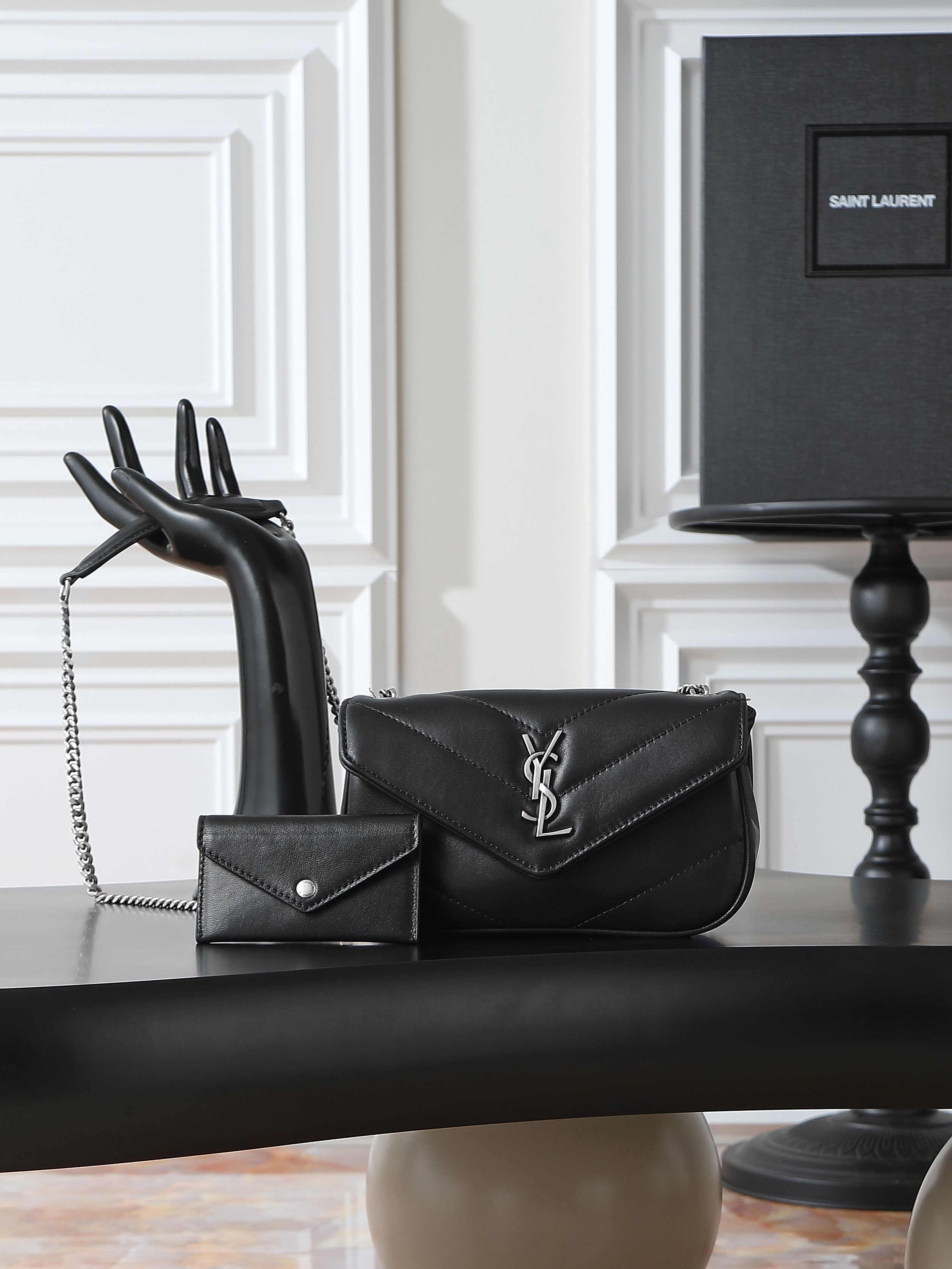 NO:556159,Black silver buckle · 20cm new LouLou_ sheepskin style, soft to the touch, equipped with a detachable card holder, with a sliding chain, can be carried on the shoulder or cross-body, meeting the matching needs of many occasions!  The new version of sheepskin has been additionally coated, which is not only more durable, but also more shiny, making the entire bag look particularly delicate and beautiful!  (mini does not have a mirror) Model 821749~ Size 20×12×5cm, saint laurent, saint laurent, sheepskin19860909黑色银扣·20cm 新款LouLou_羊皮款,手感柔软,配有可拆卸卡包,搭配滑动式链条、可肩背可斜挎,满足多场合搭配需求！新版羊皮另外做了涂层处理,不仅更耐用,还更有光泽感,显得整个包都格外精致,美丽！（mini没有镜子） 型号821749~ 尺寸20×12×5cm,圣罗兰,saint laurent,sheepskin,Bag