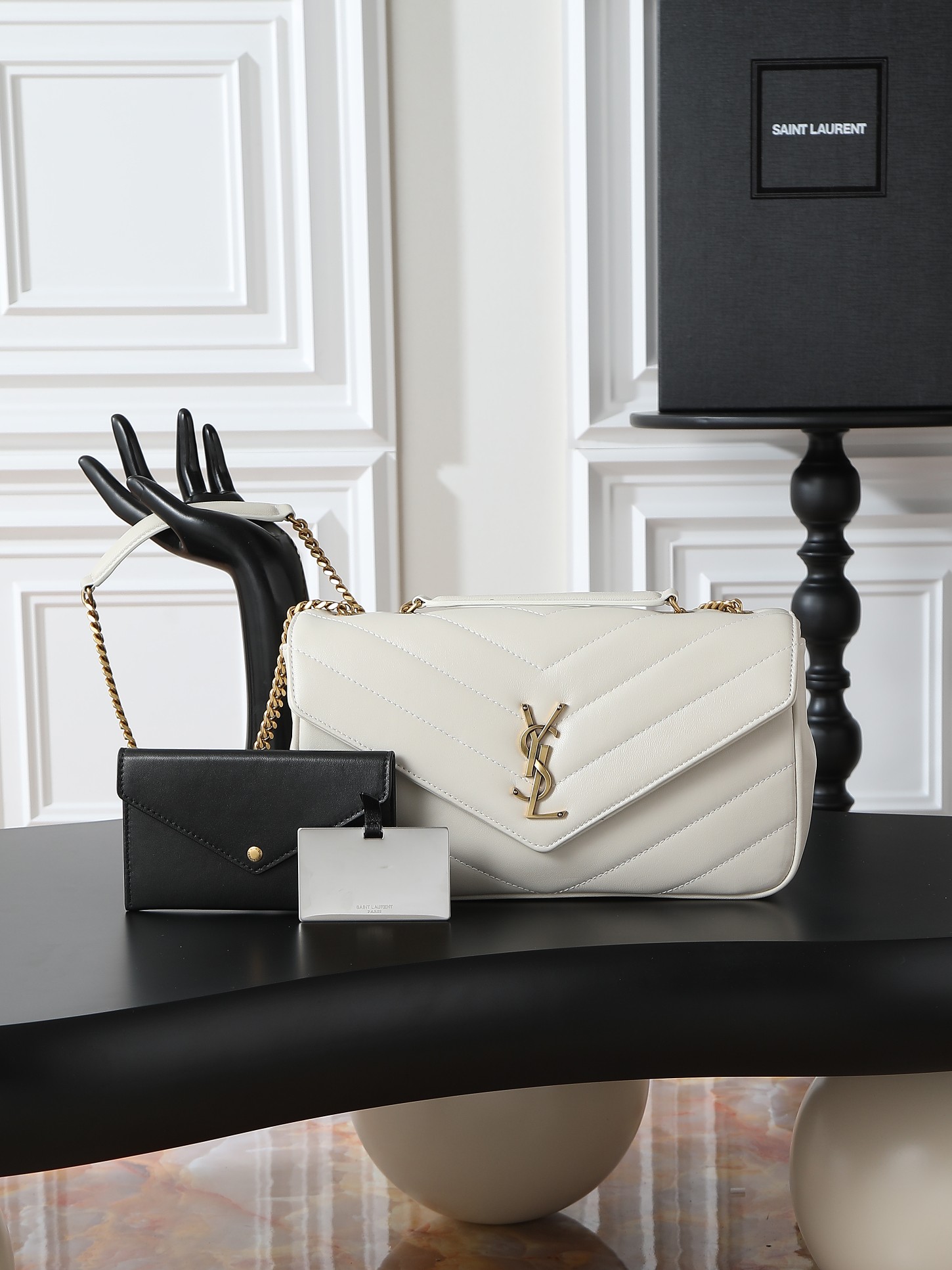 NO:556184,White gold buckle · 29cm new LouLou_ sheepskin style, soft to the touch, equipped with a detachable card holder and pocket mirror, with a sliding chain, can be worn on the shoulder or crossbody, meeting the matching needs of many occasions!  The new version of sheepskin has been additionally coated, which is not only more durable, but also more shiny, making the entire bag look particularly delicate and beautiful!  Model 801439~ Size 29×17×8cm, saint laurent, saint laurent, sheepskin19860909白色金扣·29cm 新款LouLou_羊皮款,手感柔软,配有可拆卸卡包和袖珍化妆镜,搭配滑动式链条、可肩背可斜挎,满足多场合搭配需求！新版羊皮另外做了涂层处理,不仅更耐用,还更有光泽感,显得整个包都格外精致,美丽！ 型号801439~ 尺寸29×17×8cm,圣罗兰,saint laurent,sheepskin,Bag