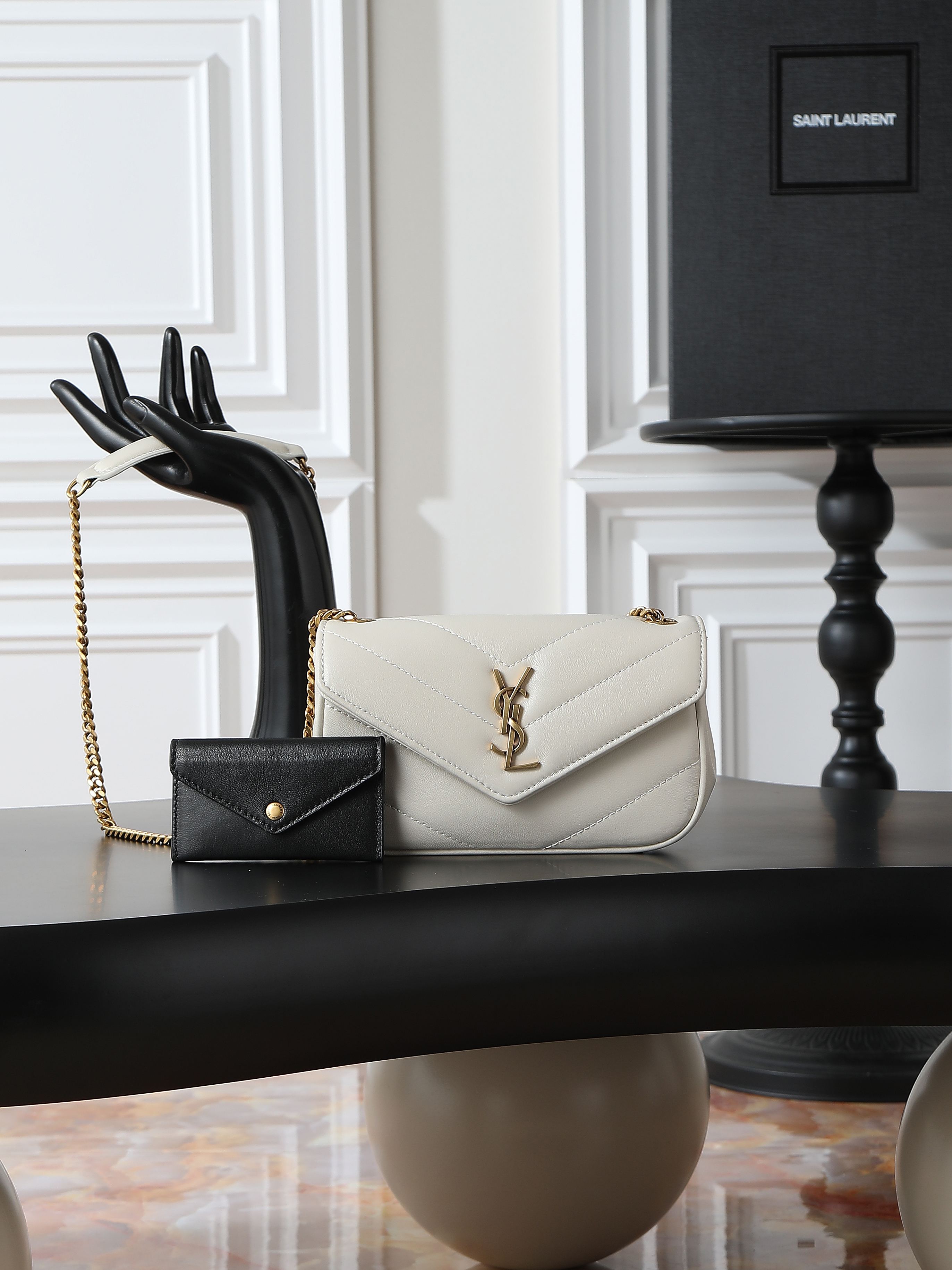 NO:556196,White gold buckle · 20cm new LouLou_ sheepskin style, soft to the touch, equipped with a detachable card holder, with a sliding chain, can be worn on the shoulder or crossbody, meeting the matching needs of many occasions!  The new version of sheepskin has been additionally coated, which is not only more durable, but also more shiny, making the entire bag look particularly delicate and beautiful!  (mini does not have a mirror) Model 821749~ Size 20×12×5cm, saint laurent, saint laurent, sheepskin19860909白色金扣·20cm 新款LouLou_羊皮款,手感柔软,配有可拆卸卡包,搭配滑动式链条、可肩背可斜挎,满足多场合搭配需求！新版羊皮另外做了涂层处理,不仅更耐用,还更有光泽感,显得整个包都格外精致,美丽！（mini没有镜子） 型号821749~ 尺寸20×12×5cm,圣罗兰,saint laurent,sheepskin,Bag