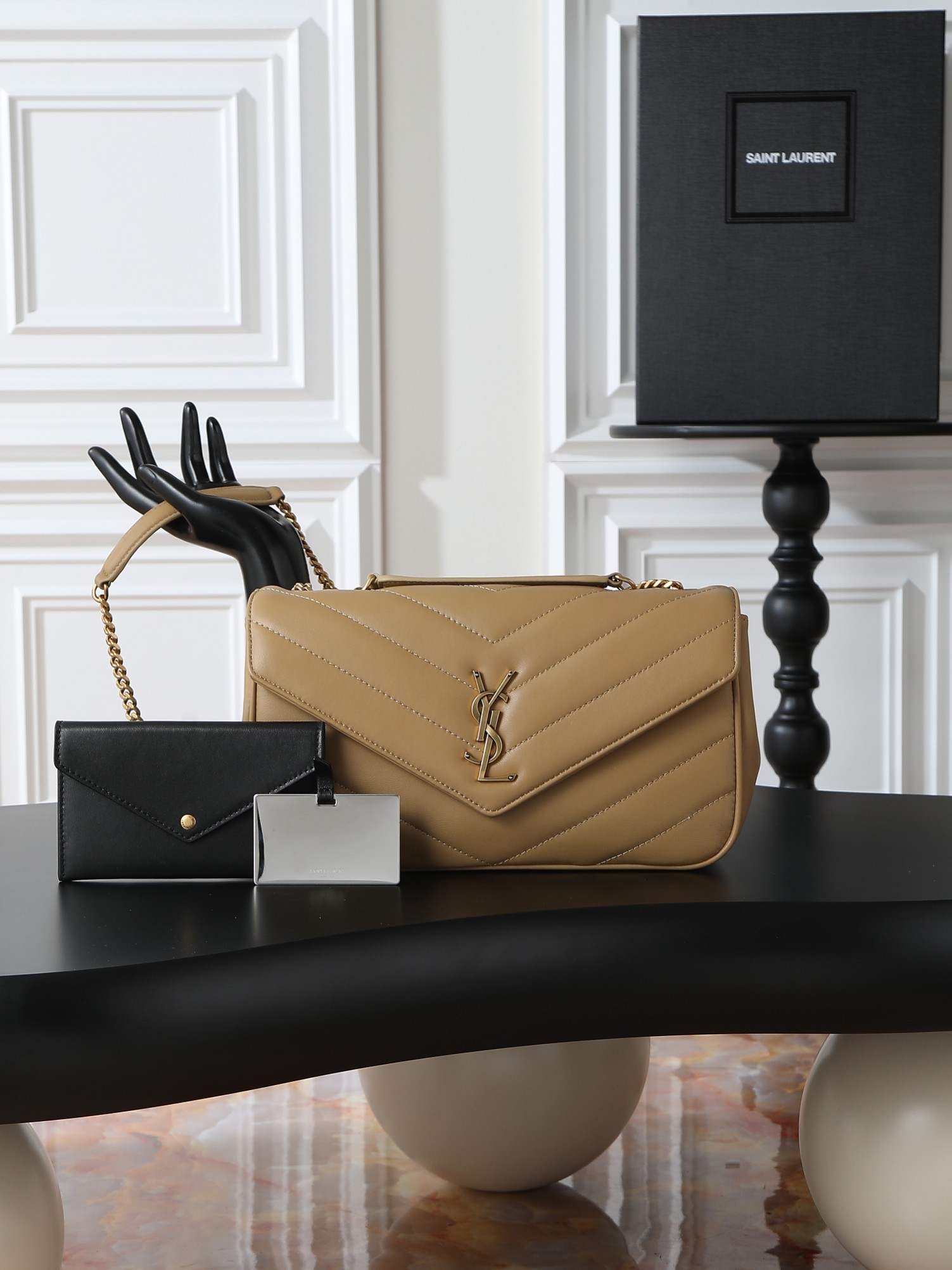 NO:556203,Milk tea color gold buckle · 29cm new LouLou_ sheepskin style, soft to the touch, equipped with a detachable card holder and a pocket mirror, with a sliding chain, can be carried on the shoulder or cross-body, meeting the matching needs of many occasions!  The new version of sheepskin has been additionally coated, which is not only more durable, but also more shiny, making the entire bag look particularly delicate and beautiful!  Model 801439~ Size 29×17×8cm, saint laurent, saint laurent, sheepskin19860909奶茶色金扣·29cm 新款LouLou_羊皮款,手感柔软,配有可拆卸卡包和袖珍化妆镜,搭配滑动式链条、可肩背可斜挎,满足多场合搭配需求！新版羊皮另外做了涂层处理,不仅更耐用,还更有光泽感,显得整个包都格外精致,美丽！ 型号801439~ 尺寸29×17×8cm,圣罗兰,saint laurent,sheepskin,Bag