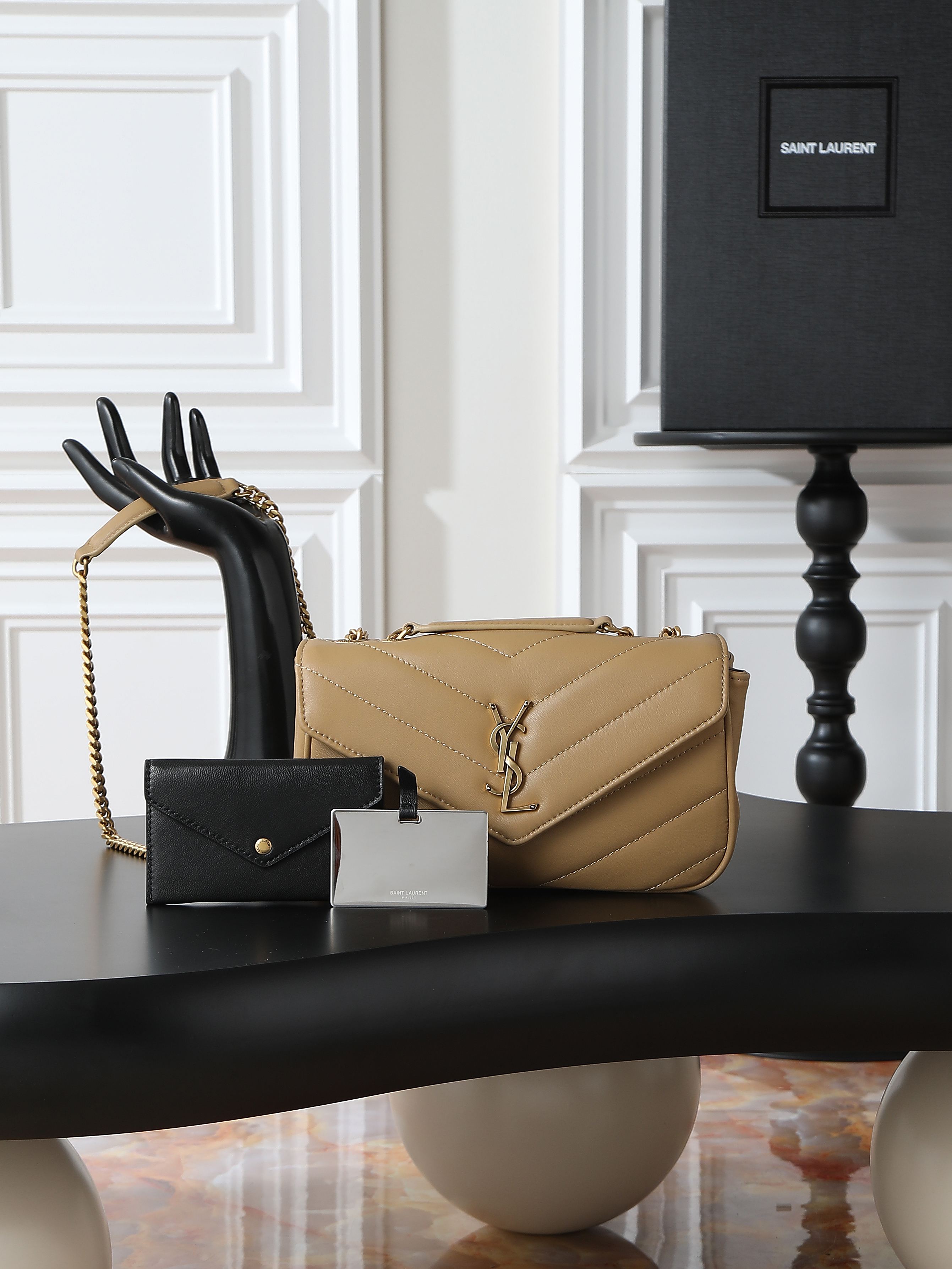 NO:556209,Milk tea color gold buckle · 24cm new LouLou_ sheepskin style, soft to the touch, equipped with a detachable card holder and pocket mirror, with a sliding chain, can be worn on the shoulder or crossbody, meeting the matching needs of many occasions!  The new version of sheepskin has been additionally coated, which is not only more durable, but also more shiny, making the entire bag look particularly delicate and beautiful!  Model 801437~ Size 24×14×6cm, saint laurent, saint laurent, sheepskin19860909奶茶色金扣·24cm 新款LouLou_羊皮款,手感柔软,配有可拆卸卡包和袖珍化妆镜,搭配滑动式链条、可肩背可斜挎,满足多场合搭配需求！新版羊皮另外做了涂层处理,不仅更耐用,还更有光泽感,显得整个包都格外精致,美丽！ 型号801437~ 尺寸24×14×6cm,圣罗兰,saint laurent,sheepskin,Bag