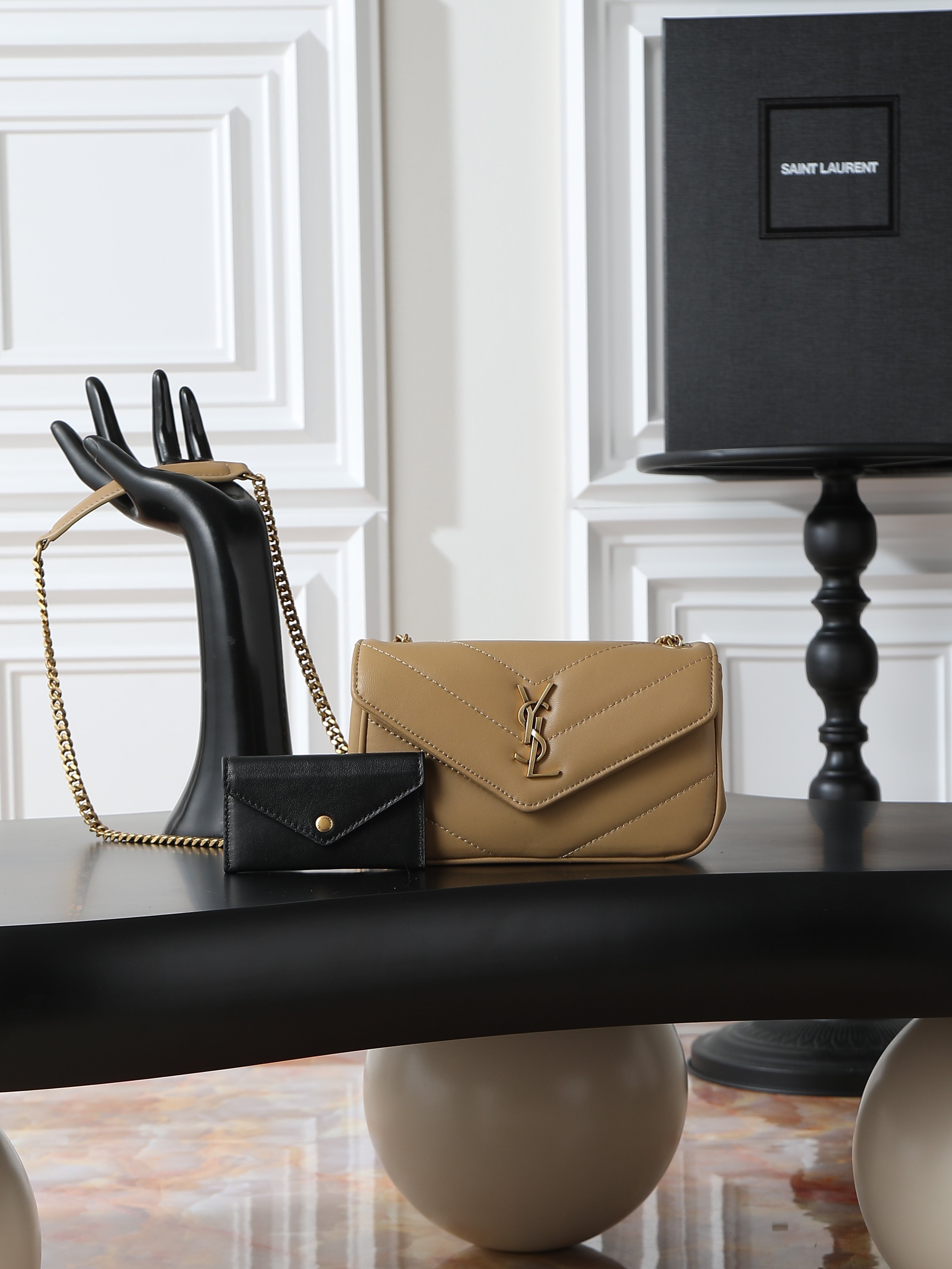 NO:556217,Milk tea color gold buckle · 20cm new LouLou_ sheepskin style, soft to the touch, equipped with a detachable card holder, with a sliding chain, can be worn on the shoulder or crossbody, meeting the matching needs of many occasions!  The new version of sheepskin has been additionally coated, which is not only more durable, but also more shiny, making the entire bag look particularly delicate and beautiful!  (mini does not have a mirror) Model 821749~ Size 20×12×5cm, saint laurent, saint laurent, sheepskin19860909奶茶色金扣·20cm 新款LouLou_羊皮款,手感柔软,配有可拆卸卡包,搭配滑动式链条、可肩背可斜挎,满足多场合搭配需求！新版羊皮另外做了涂层处理,不仅更耐用,还更有光泽感,显得整个包都格外精致,美丽！（mini没有镜子） 型号821749~ 尺寸20×12×5cm,圣罗兰,saint laurent,sheepskin,Bag