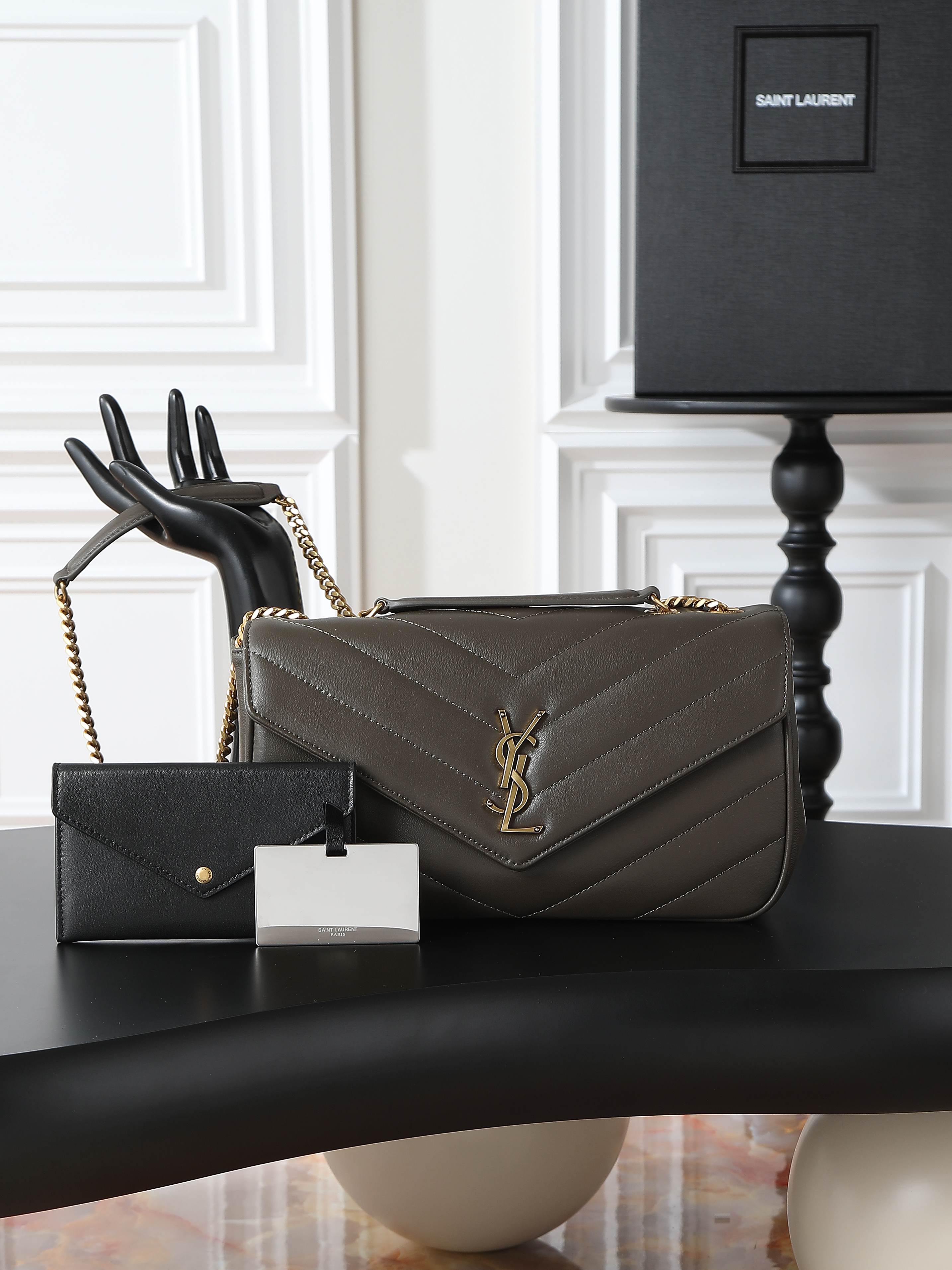 NO:556232,Green gold buckle · 29cm new LouLou_ sheepskin style, soft to the touch, equipped with a detachable card holder and pocket mirror, with a sliding chain, can be worn on the shoulder or crossbody, meeting the matching needs of many occasions!  The new version of sheepskin has been additionally coated, which is not only more durable, but also more shiny, making the entire bag look particularly delicate and beautiful!  Model 801439~ Size 29×17×8cm, saint laurent, saint laurent, sheepskin19860909绿色金扣·29cm 新款LouLou_羊皮款,手感柔软,配有可拆卸卡包和袖珍化妆镜,搭配滑动式链条、可肩背可斜挎,满足多场合搭配需求！新版羊皮另外做了涂层处理,不仅更耐用,还更有光泽感,显得整个包都格外精致,美丽！ 型号801439~ 尺寸29×17×8cm,圣罗兰,saint laurent,sheepskin,Bag