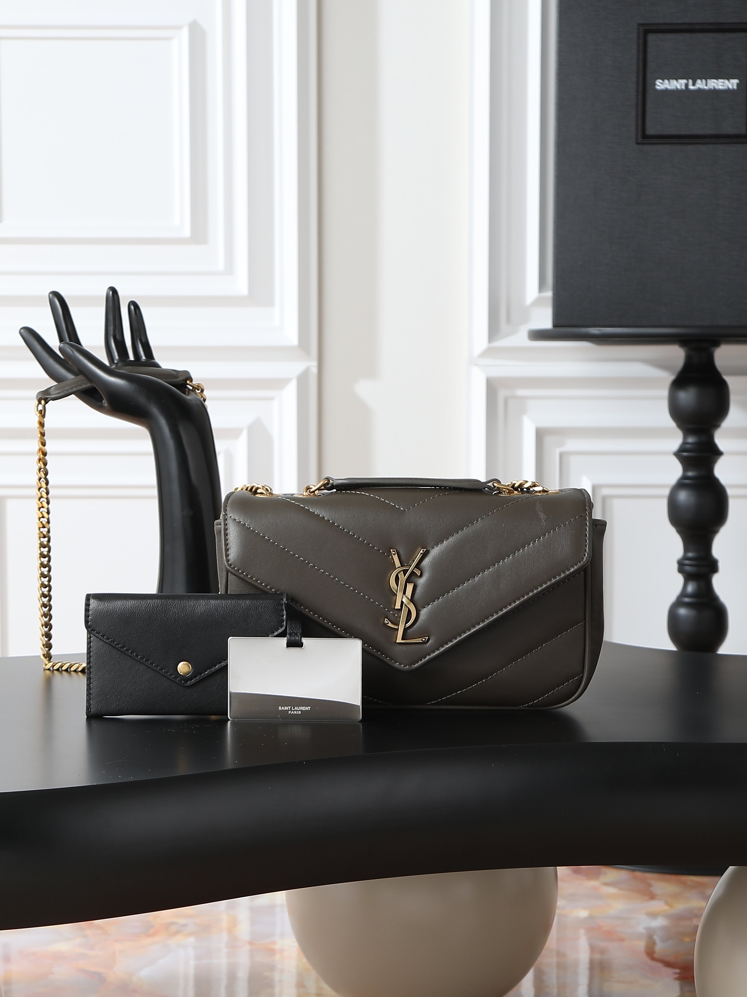 NO:556238,Green gold buckle · 24cm new LouLou_ sheepskin style, soft to the touch, equipped with a detachable card holder and pocket mirror, with a sliding chain, can be worn on the shoulder or crossbody, meeting the matching needs of many occasions!  The new version of sheepskin has been additionally coated, which is not only more durable, but also more shiny, making the entire bag look particularly delicate and beautiful!  Model 801437~ Size 24×14×6cm, saint laurent, saint laurent, sheepskin19860909绿色金扣·24cm 新款LouLou_羊皮款,手感柔软,配有可拆卸卡包和袖珍化妆镜,搭配滑动式链条、可肩背可斜挎,满足多场合搭配需求！新版羊皮另外做了涂层处理,不仅更耐用,还更有光泽感,显得整个包都格外精致,美丽！ 型号801437~ 尺寸24×14×6cm,圣罗兰,saint laurent,sheepskin,Bag