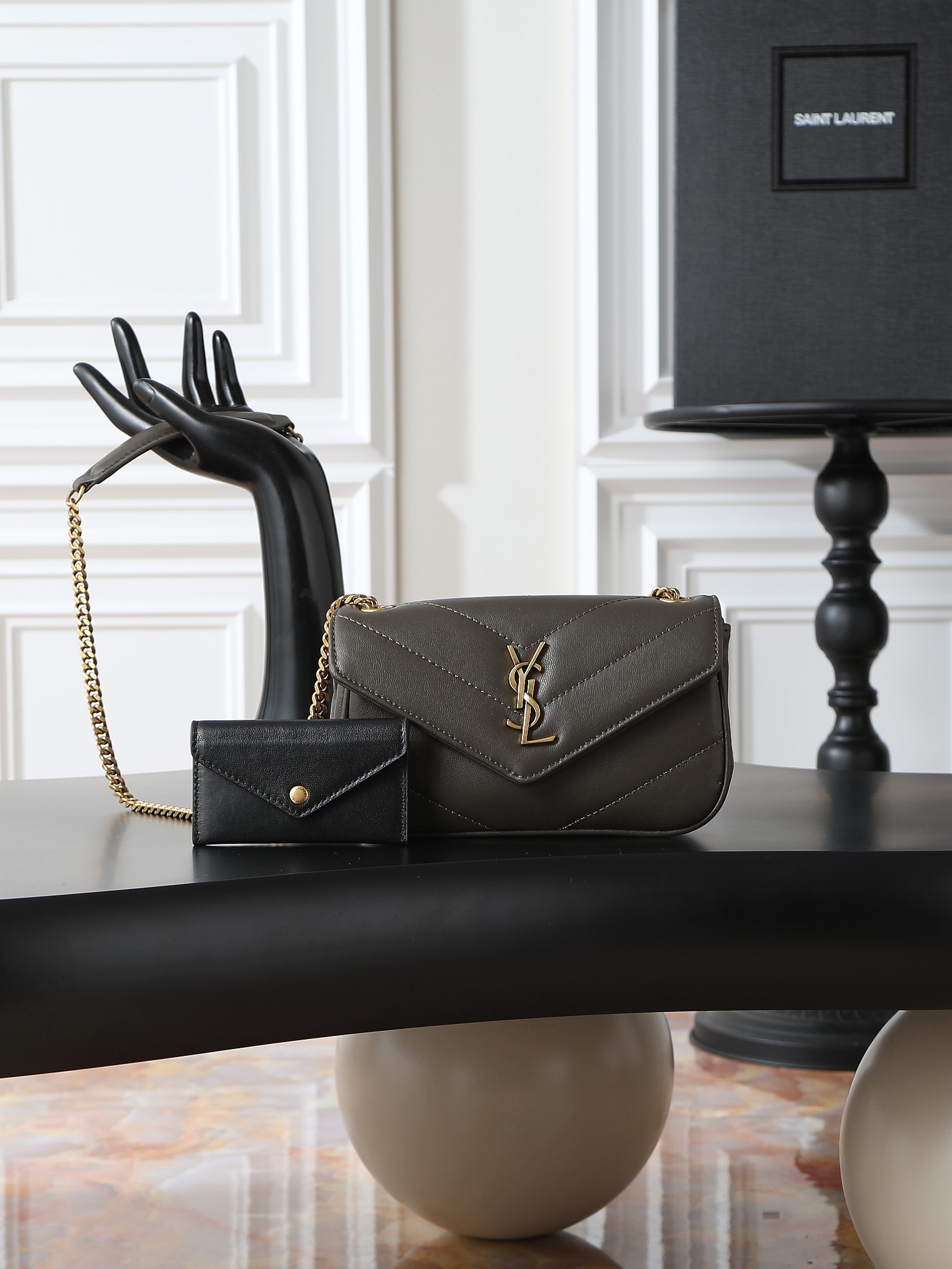 NO:556243,Green gold buckle · 20cm new LouLou_ sheepskin style, soft to the touch, equipped with a detachable card holder, with a sliding chain, can be worn on the shoulder or crossbody, meeting the matching needs of many occasions!  The new version of sheepskin has been additionally coated, which is not only more durable, but also more shiny, making the entire bag look particularly delicate and beautiful!  (mini does not have a mirror) Model 821749~ Size 20×12×5cm, saint laurent, saint laurent, sheepskin19860909绿色金扣·20cm 新款LouLou_羊皮款,手感柔软,配有可拆卸卡包,搭配滑动式链条、可肩背可斜挎,满足多场合搭配需求！新版羊皮另外做了涂层处理,不仅更耐用,还更有光泽感,显得整个包都格外精致,美丽！（mini没有镜子） 型号821749~ 尺寸20×12×5cm,圣罗兰,saint laurent,sheepskin,Bag