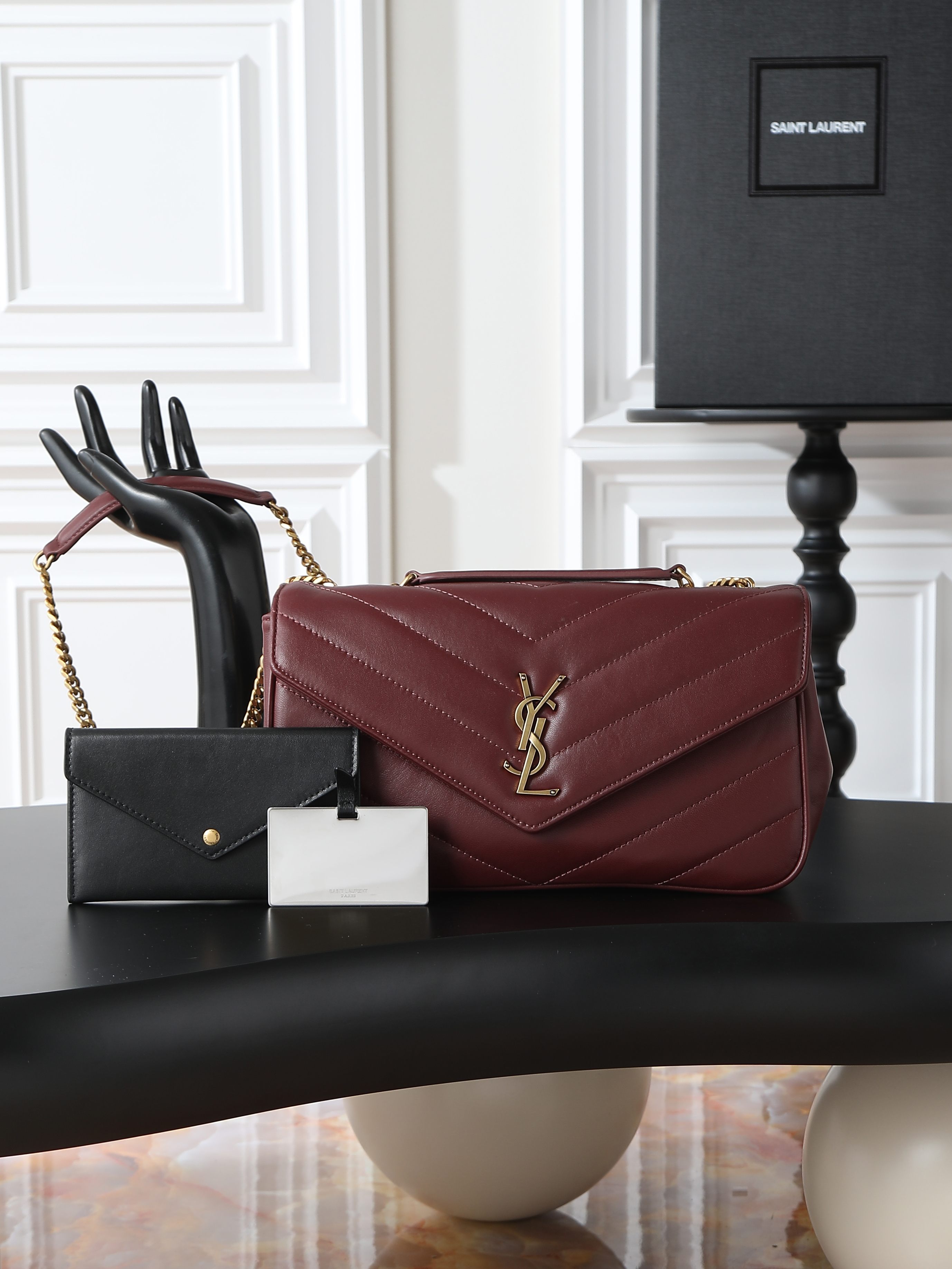 NO:556199,Maroon gold buckle · 29cm new LouLou_ sheepskin style, soft to the touch, equipped with a detachable card holder and pocket mirror, with a sliding chain, can be worn on the shoulder or crossbody, meeting the matching needs of many occasions!  The new version of sheepskin has been additionally coated, which is not only more durable, but also more shiny, making the entire bag look particularly delicate and beautiful!  Model 801439~ Size 29×17×8cm, saint laurent, saint laurent, sheepskin19860909枣红色金扣·29cm 新款LouLou_羊皮款,手感柔软,配有可拆卸卡包和袖珍化妆镜,搭配滑动式链条、可肩背可斜挎,满足多场合搭配需求！新版羊皮另外做了涂层处理,不仅更耐用,还更有光泽感,显得整个包都格外精致,美丽！ 型号801439~ 尺寸29×17×8cm,圣罗兰,saint laurent,sheepskin,Bag