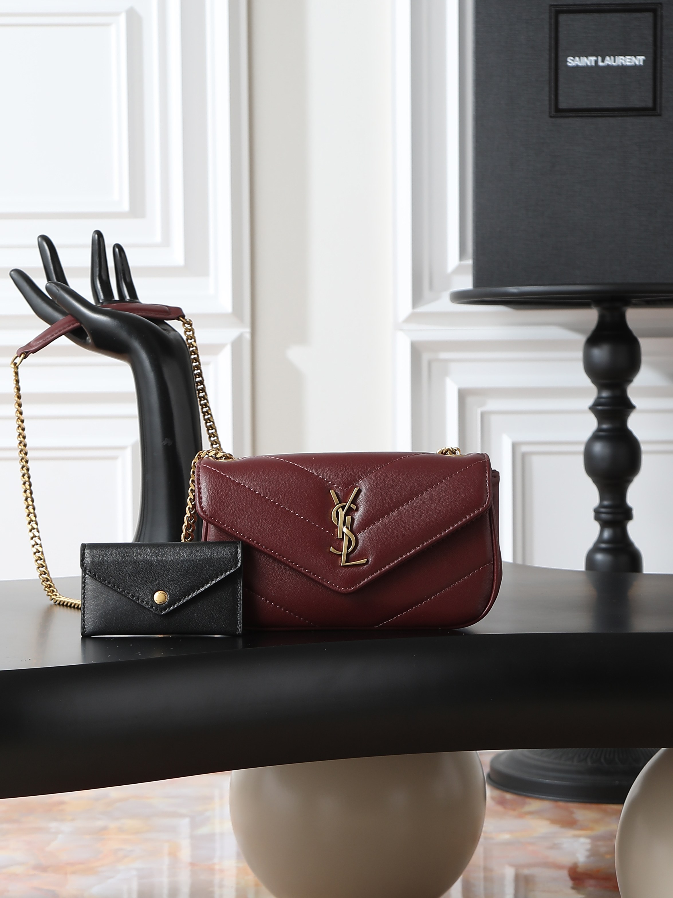 NO:556211,Maroon gold buckle · 20cm new LouLou_ sheepskin style, soft to the touch, equipped with a detachable card holder, with a sliding chain, can be worn on the shoulder or crossbody, meeting the matching needs of many occasions!  The new version of sheepskin has been additionally coated, which is not only more durable, but also more shiny, making the entire bag look particularly delicate and beautiful!  (mini does not have a mirror) Model 821749~ Size 20×12×5cm, saint laurent, saint laurent, sheepskin19860909枣红色金扣·20cm 新款LouLou_羊皮款,手感柔软,配有可拆卸卡包,搭配滑动式链条、可肩背可斜挎,满足多场合搭配需求！新版羊皮另外做了涂层处理,不仅更耐用,还更有光泽感,显得整个包都格外精致,美丽！（mini没有镜子） 型号821749~ 尺寸20×12×5cm,圣罗兰,saint laurent,sheepskin,Bag