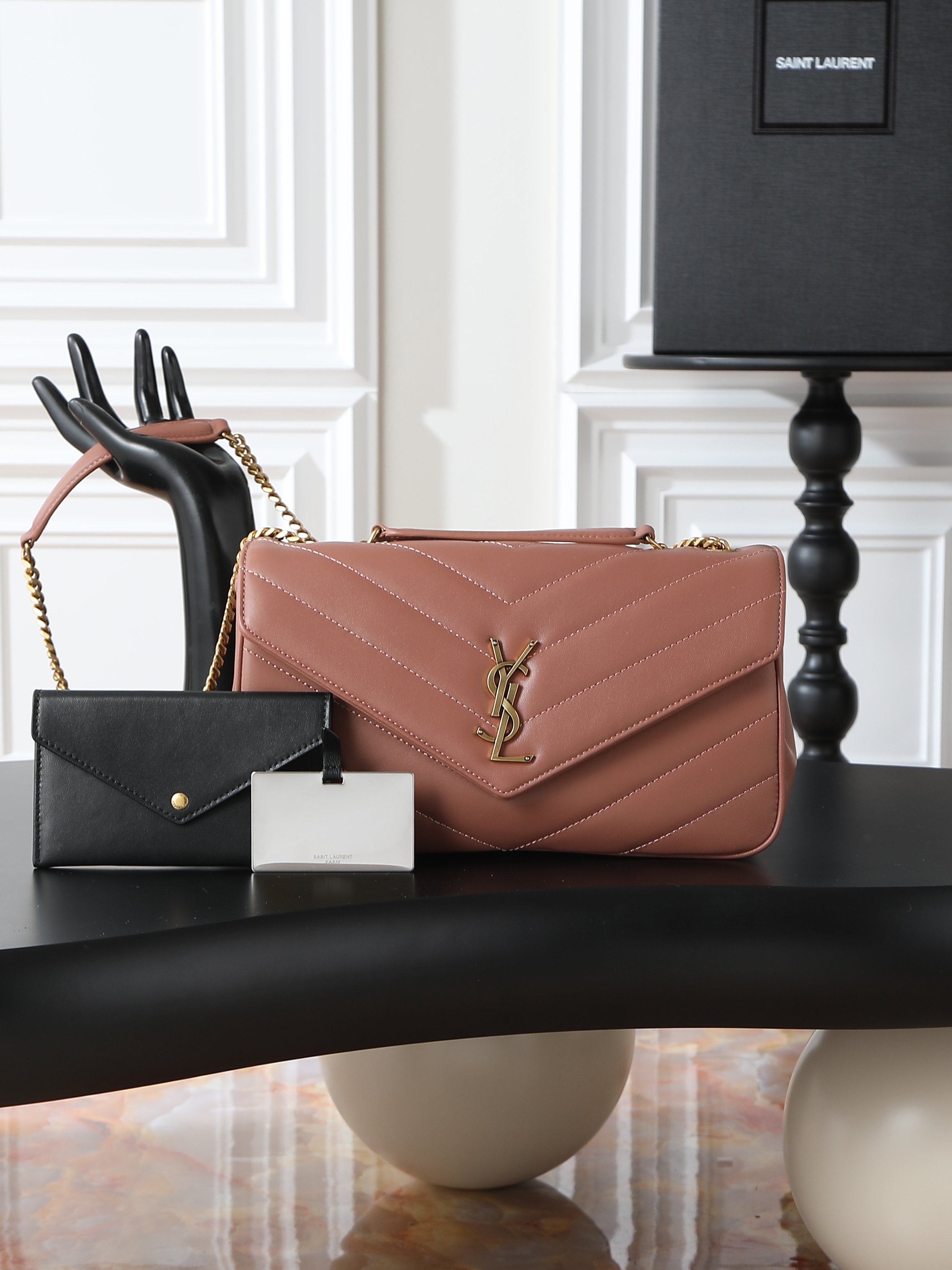 NO:556219,Pink gold buckle · 29cm new LouLou_ sheepskin style, soft to the touch, equipped with a detachable card holder and pocket mirror, with a sliding chain, can be worn on the shoulder or crossbody, meeting the matching needs of many occasions!  The new version of sheepskin has been additionally coated, which is not only more durable, but also more shiny, making the entire bag look particularly delicate and beautiful!  Model 801439~ Size 29×17×8cm, saint laurent, saint laurent, sheepskin19860909粉色金扣·29cm 新款LouLou_羊皮款,手感柔软,配有可拆卸卡包和袖珍化妆镜,搭配滑动式链条、可肩背可斜挎,满足多场合搭配需求！新版羊皮另外做了涂层处理,不仅更耐用,还更有光泽感,显得整个包都格外精致,美丽！ 型号801439~ 尺寸29×17×8cm,圣罗兰,saint laurent,sheepskin,Bag