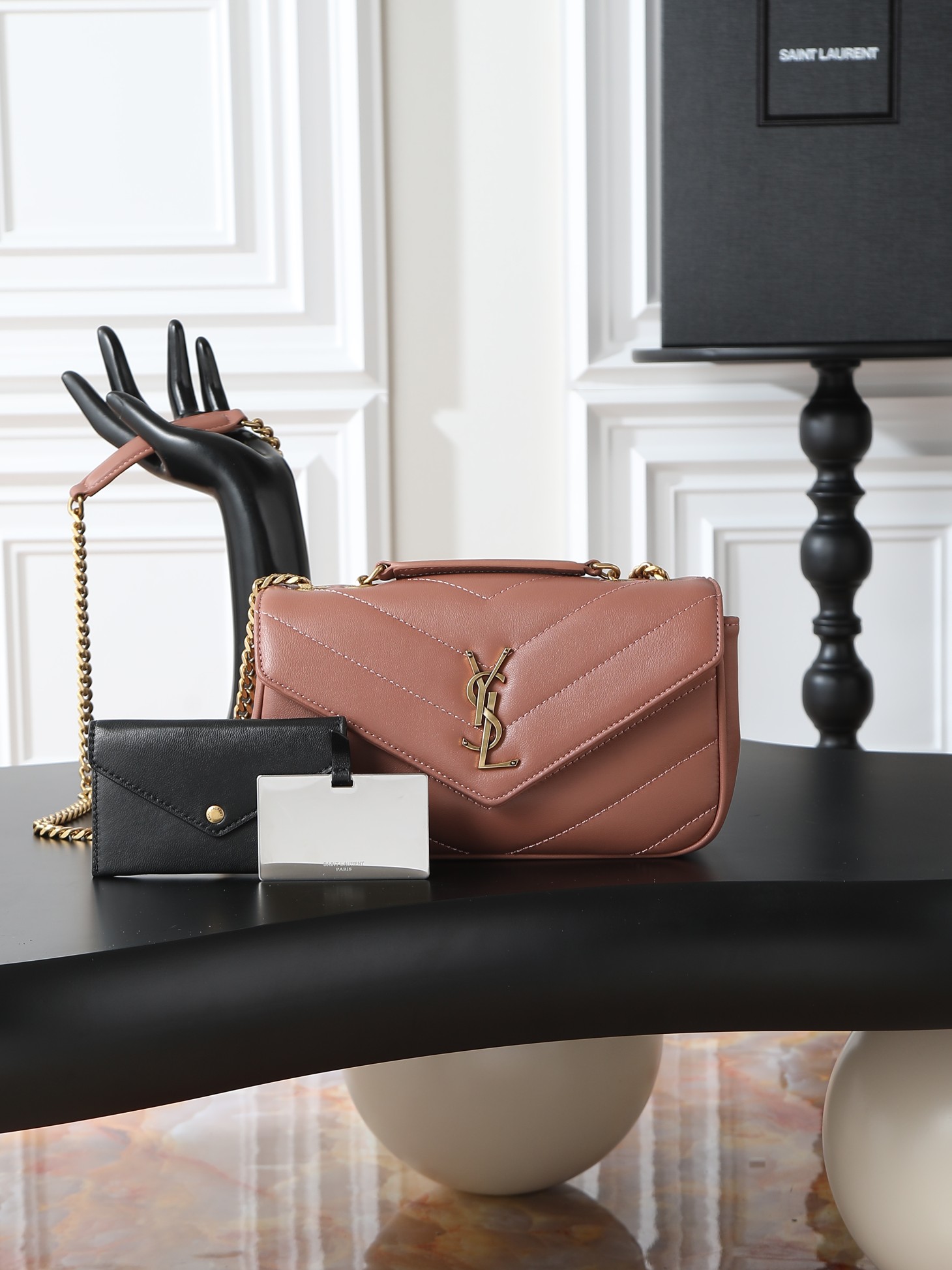 NO:556227,Pink gold buckle · 24cm new LouLou_ sheepskin style, soft to the touch, equipped with a detachable card holder and pocket mirror, with a sliding chain, can be worn on the shoulder or crossbody, meeting the matching needs of many occasions!  The new version of sheepskin has been additionally coated, which is not only more durable, but also more shiny, making the entire bag look particularly delicate and beautiful!  Model 801437~ Size 24×14×6cm, saint laurent, saint laurent, sheepskin19860909粉色金扣·24cm 新款LouLou_羊皮款,手感柔软,配有可拆卸卡包和袖珍化妆镜,搭配滑动式链条、可肩背可斜挎,满足多场合搭配需求！新版羊皮另外做了涂层处理,不仅更耐用,还更有光泽感,显得整个包都格外精致,美丽！ 型号801437~ 尺寸24×14×6cm,圣罗兰,saint laurent,sheepskin,Bag