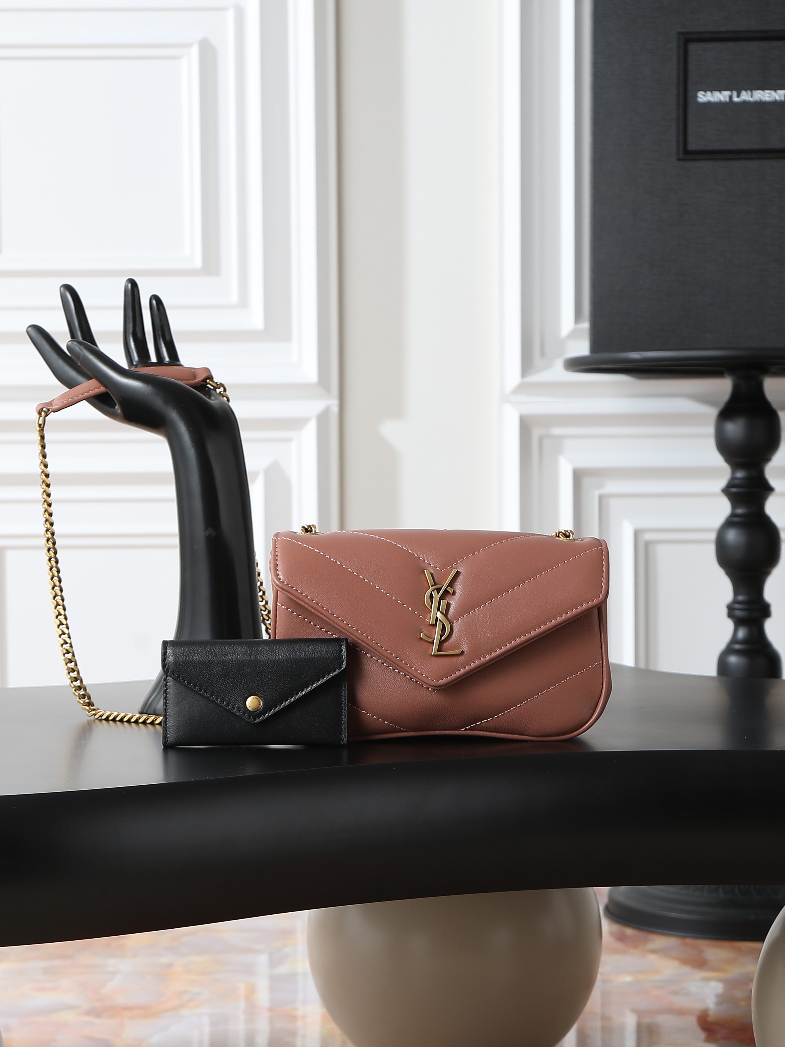 NO:556234,Pink gold buckle · 20cm new LouLou_ sheepskin model, soft to the touch, equipped with a detachable card holder, with a sliding chain, can be worn on the shoulder or crossbody, meeting the matching needs of many occasions!  The new version of sheepskin has been additionally coated, which is not only more durable, but also more shiny, making the entire bag look particularly delicate and beautiful!  (mini does not have a mirror) Model 821749~ Size 20×12×5cm, saint laurent, saint laurent, sheepskin19860909粉色金扣·20cm 新款LouLou_羊皮款,手感柔软,配有可拆卸卡包,搭配滑动式链条、可肩背可斜挎,满足多场合搭配需求！新版羊皮另外做了涂层处理,不仅更耐用,还更有光泽感,显得整个包都格外精致,美丽！（mini没有镜子） 型号821749~ 尺寸20×12×5cm,圣罗兰,saint laurent,sheepskin,Bag