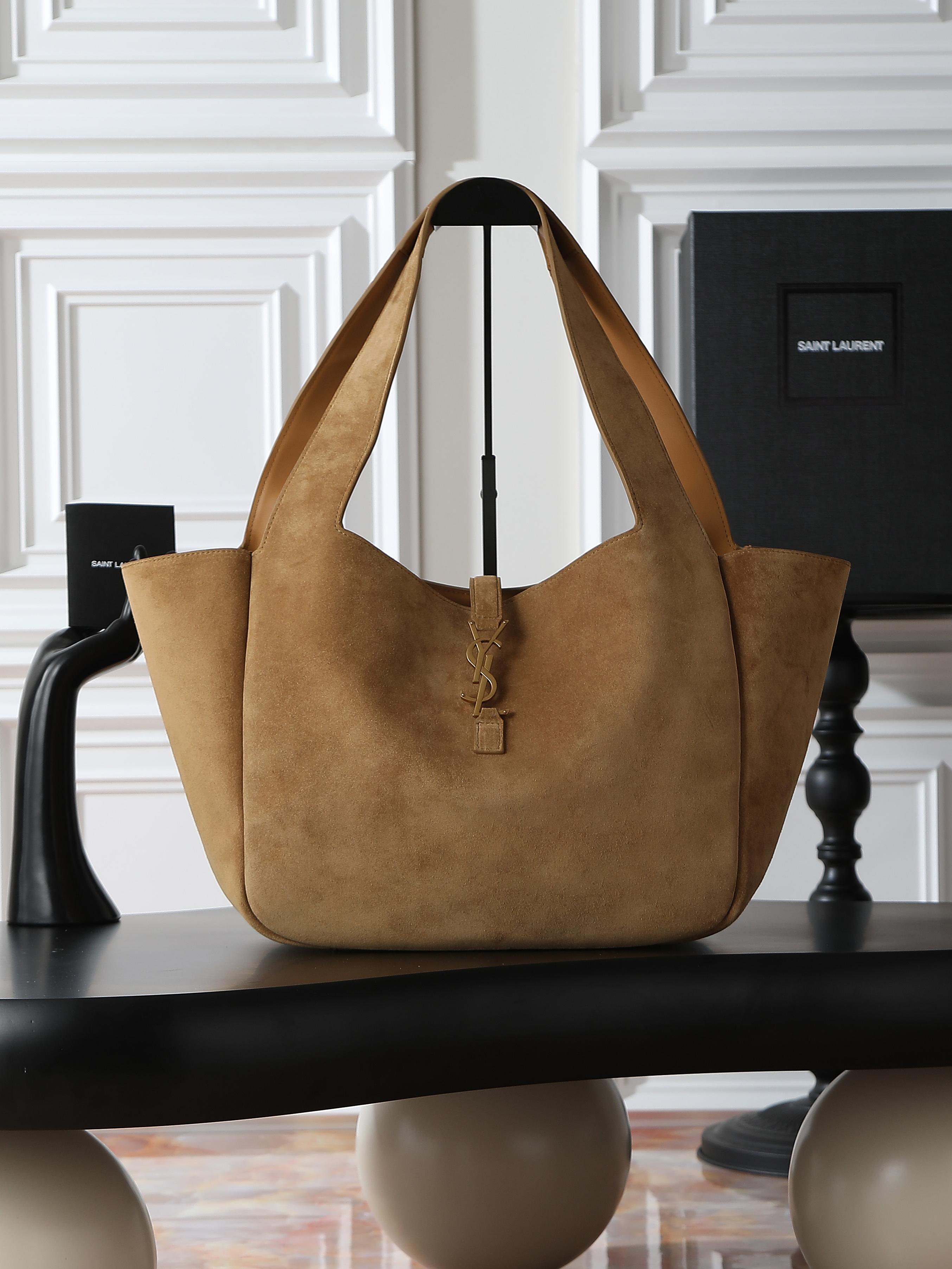 NO:556254,Brown suede gold buckle·[original matching high silk suede] Bea_new shopping bag/hobo bag Many girls want to buy a big bag when autumn and winter come, and Bea is very suitable. The leather feels very good from the inside to the outside. There are two leather straps on the inside of the bag. When tied, it becomes a Hobo. The capacity is very sufficient, and a 13-inch MacBook can be included!  Paired with a soft enough bag body, the bag will also form a natural concave curvature, making the upper body feel very relaxed and comfortable, making the whole person appear casual and free and easy!  Model 763435 size 50×28×18cm, saint laurent, saint laurent, chamois leather19860909棕色麂皮金扣·【原厂对版高丝光麂皮】 Bea_新款购物袋/hobo包 很多女生一到秋冬天就想买只大包,Bea这款就非常合适,从内到外的皮质感都很好,包身内侧有两根皮质系带,系上后就变成了只Hobo.容量非常充足,13寸macbook可纳入！ 搭配足够柔软的包身,包包还会形成自然的凹陷弧度,上身会给人非常轻松自在感觉,显得整个人随性又洒脱！ 型号763435 尺寸50×28×18cm,圣罗兰,saint laurent,chamois leather,Bag