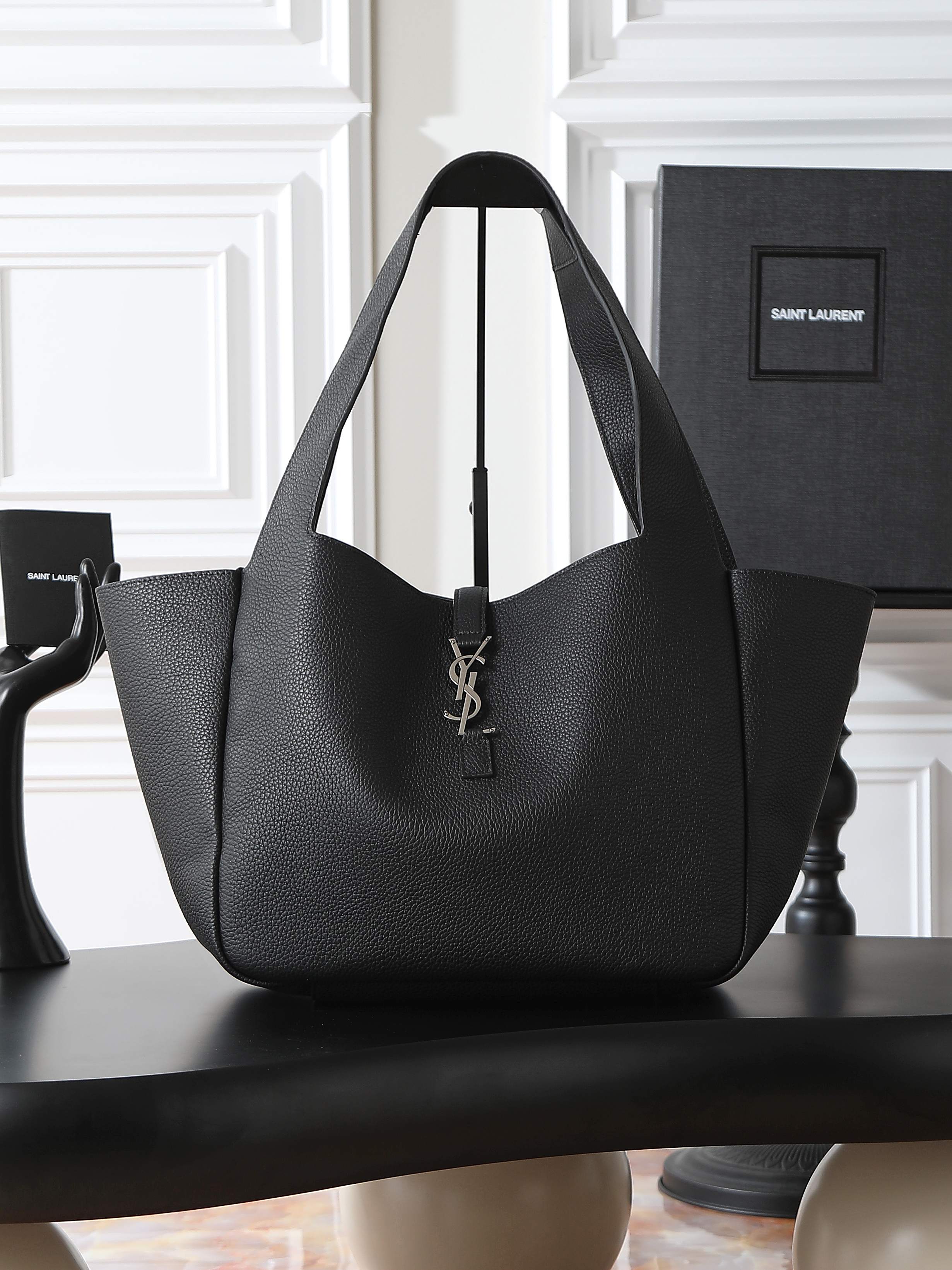 NO:556267,Black silver buckle · Bea_new shopping bag/hobo bag Many girls want to buy a big bag in autumn and winter, and Bea is very suitable. It has a good leather feel from the inside to the outside. There are two leather straps on the inside of the bag. When tied, it becomes a Hobo. The capacity is very sufficient, and a 13-inch MacBook can be included!  Paired with a soft enough bag body, the bag will also form a natural concave curvature, making the upper body feel very relaxed and comfortable, making the whole person appear casual and free and easy!  Model 763435 size 50×28×18cm, saint laurent, saint laurent19860909黑色银扣· Bea_新款购物袋/hobo包 很多女生一到秋冬天就想买只大包,Bea这款就非常合适,从内到外的皮质感都很好,包身内侧有两根皮质系带,系上后就变成了只Hobo.容量非常充足,13寸macbook可纳入！ 搭配足够柔软的包身,包包还会形成自然的凹陷弧度,上身会给人非常轻松自在感觉,显得整个人随性又洒脱！ 型号763435 尺寸50×28×18cm,圣罗兰,saint laurent,Bag