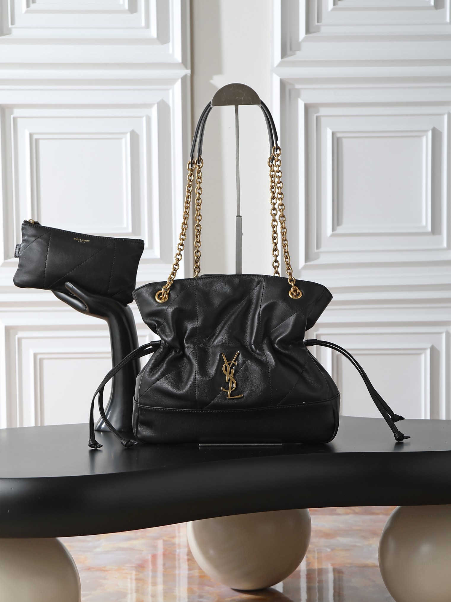 NO:659408,Jamie 4.3 Large POCHON_Small lucky bag bucket bag. Made of soft lambskin imported from Italy. The drawstring design gives the handbag a natural and high-end pleated feel. The metal chain and the metal logo on the bag complement each other. The upper body naturally has a relaxed and fashionable feel. The shape of the lucky bag is more unique and attitude!  Extra large capacity, can hold a laptop, model 833948, size 27×29×11cm, saint laurent, saint laurent, sheepskin19860909Jamie 4.3 Large POCHON_小号 福袋水桶包 意大利进口柔软小羊皮 抽绳设计让手袋呈现出自然高级的褶皱感 金属链条和包身上的金属logo相得益彰 上身自然有种散发松弛的时髦感 福袋造型更加独特有态度！超大容量 可放下笔记本电脑 型号833948 尺寸27×29×11cm,圣罗兰,saint laurent,sheepskin,Bag