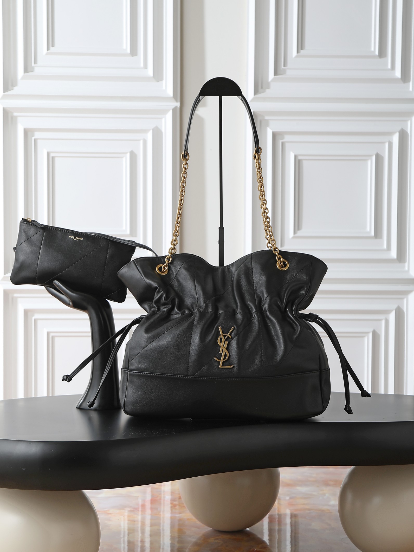 NO:659412,Jamie 4.3 Large POCHON_Lucky Bag Bucket Bag Made of soft lambskin imported from Italy. The drawstring design gives the handbag a natural and high-end pleated feel. The metal chain and the metal logo on the bag complement each other. The upper body naturally has a relaxed and fashionable feel. The shape of the lucky bag is more unique and attitude!  Extra large capacity, can hold a laptop, model 809824, size 35×35×10cm, saint laurent, saint laurent, sheepskin19860909Jamie 4.3 Large POCHON_福袋水桶包 意大利进口柔软小羊皮 抽绳设计让手袋呈现出自然高级的褶皱感 金属链条和包身上的金属logo相得益彰 上身自然有种散发松弛的时髦感 福袋造型更加独特有态度！超大容量 可放下笔记本电脑 型号809824 尺寸35×35×10cm,圣罗兰,saint laurent,sheepskin,Bag