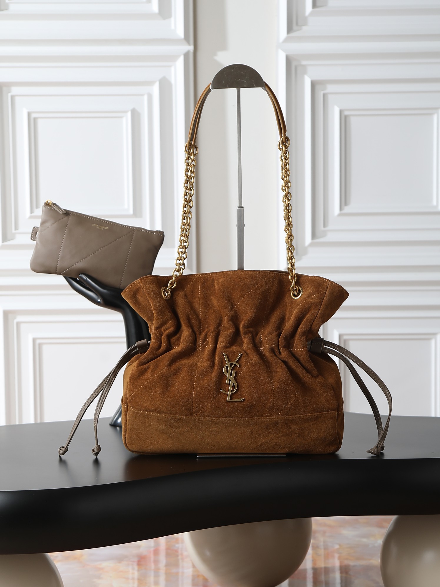 NO:659419,Jamie 4.3 Large POCHON_Small lucky bag bucket bag. Made from soft suede imported from Italy. The drawstring design gives the handbag a natural and high-end pleated feel. The metal chain and the metal logo on the bag complement each other. The upper body naturally has a relaxed and fashionable feel. The shape of the lucky bag is more unique and attitude!  Extra large capacity, can hold a laptop, model 833948, size 27×29×11cm, saint laurent, saint laurent, chamois leather19860909Jamie 4.3 Large POCHON_小号 福袋水桶包 意大利进口柔软麂皮 抽绳设计让手袋呈现出自然高级的褶皱感 金属链条和包身上的金属logo相得益彰 上身自然有种散发松弛的时髦感 福袋造型更加独特有态度！超大容量 可放下笔记本电脑 型号833948 尺寸27×29×11cm,圣罗兰,saint laurent,chamois leather,Bag