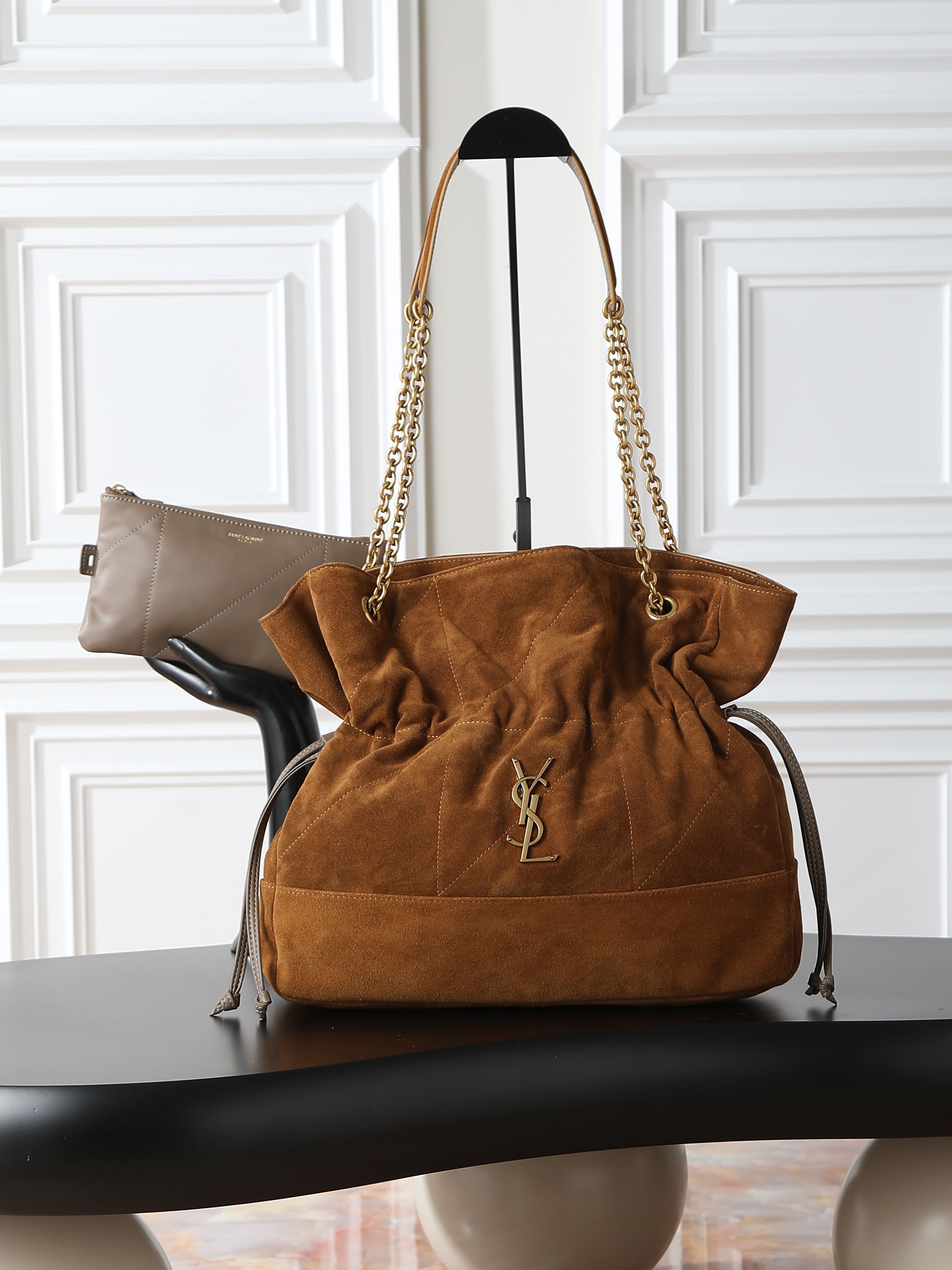 NO:659423,Suede model·Jamie 4.3 Large POCHON_Lucky bag bucket bag. Soft suede and cowhide imported from Italy. The drawstring design gives the handbag a natural and advanced pleated feel. The metal chain and the metal logo on the bag complement each other. The upper body naturally has a relaxed and fashionable feel. The shape of the lucky bag is more unique and attitude!  Extra large capacity, can hold a laptop, model 809824, size 35×35×10cm, saint laurent, saint laurent, cowhide, chamois leather19860909麂皮款· Jamie 4.3 Large POCHON_福袋水桶包 意大利进口柔软麂皮配牛皮 抽绳设计让手袋呈现出自然高级的褶皱感 金属链条和包身上的金属logo相得益彰 上身自然有种散发松弛的时髦感 福袋造型更加独特有态度！超大容量 可放下笔记本电脑 型号809824 尺寸35×35×10cm,圣罗兰,saint laurent,cowhide,chamois leather,Bag
