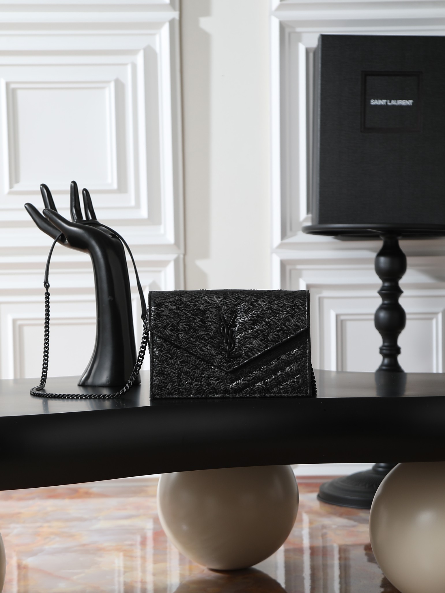 NO:659525,Black Caviar with Black Buttons_ WOC small envelope bag is coming. Speaking of envelope bags, this one from Y family must have a name!  The entire bag is made of Italian cowhide, with a three-dimensional shape and a comfortable feel!  The detachable shoulder strap design enriches the bag's versatility. The shoulder strap can be removed and used directly as a handbag & evening bag. It has multiple built-in card slots, which is extremely practical. You can bring your mobile phone and cards with you when you go out, and a small bag can easily take you around the world!  Model 393953 size 19x11.5x4cm, saint laurent, saint laurent, cowhide19860909黑色黑扣鱼子酱_ woc小号信封包来袭,说到信封包,Y家的这一只一定必须要拥有名字！整包采用意大利牛皮制作,版型立体,手感舒适！可拆卸的肩带设计丰富了包包的多用性,肩带拆掉可直接当手包&晚宴包使用,内置多个卡位,实用到爆炸,平时出门带上手机和卡片,一个小包就可以带你轻松走遍天下！ 型号393953 尺寸19x11.5x4cm,圣罗兰,saint laurent,cowhide,Bag